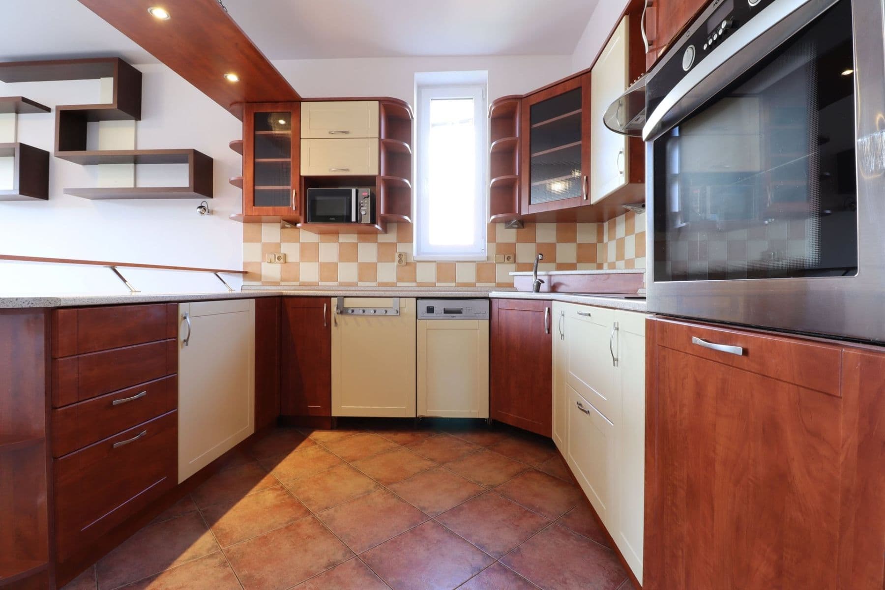 2 bedroom with open-plan kitchen flat to rent, 76 m², Pastevců, Prague, Prague 2 bedroom with open-plan kitchen flat to rent, 76 m², Pastevců, Prague, Prague
