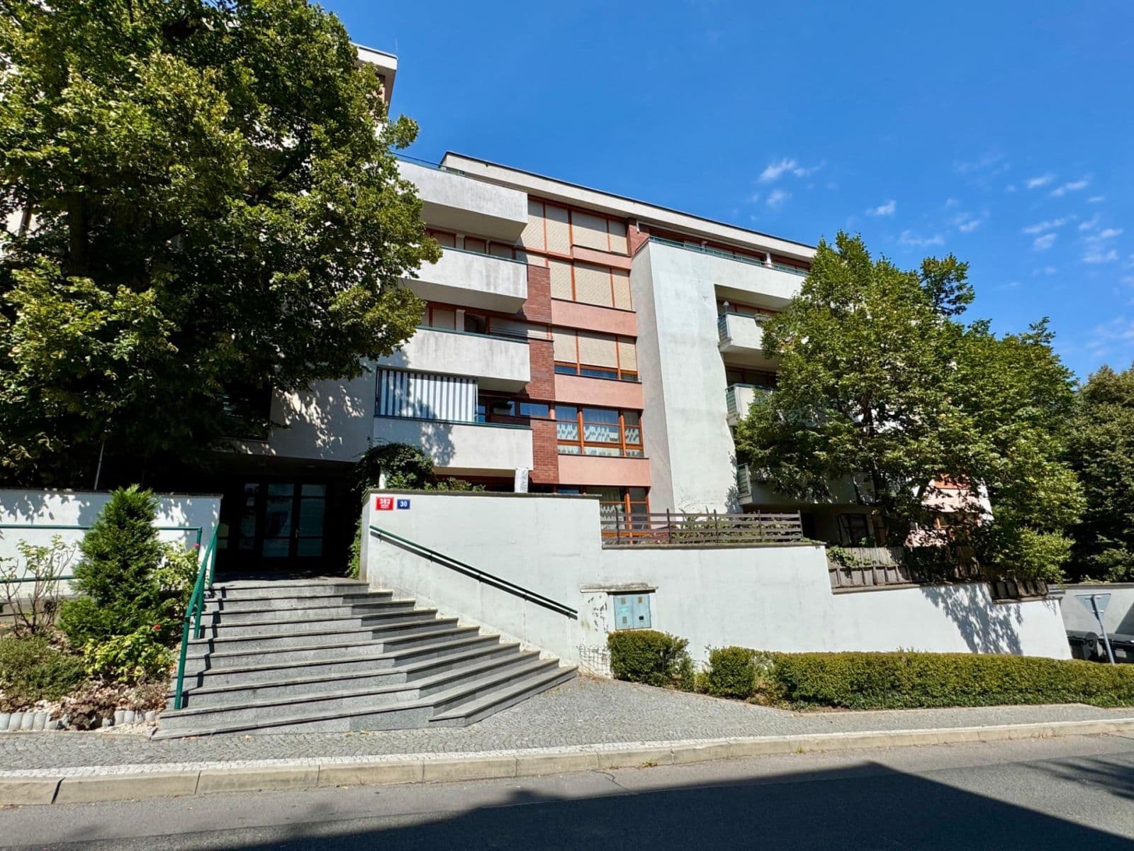 2 bedroom with open-plan kitchen flat to rent, 107 m², U Nikolajky, Prague, Prague 2 bedroom with open-plan kitchen flat to rent, 107 m², U Nikolajky, Prague, Prague