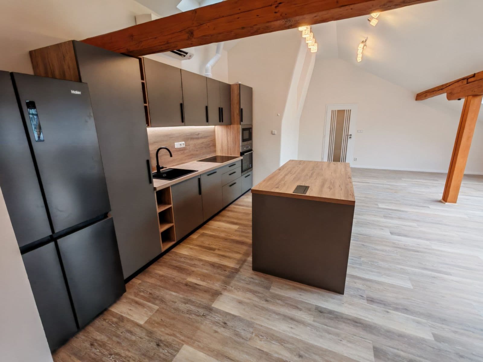 2 bedroom with open-plan kitchen flat to rent, 126 m², Navrátilova, Prague, Prague 2 bedroom with open-plan kitchen flat to rent, 126 m², Navrátilova, Prague, Prague