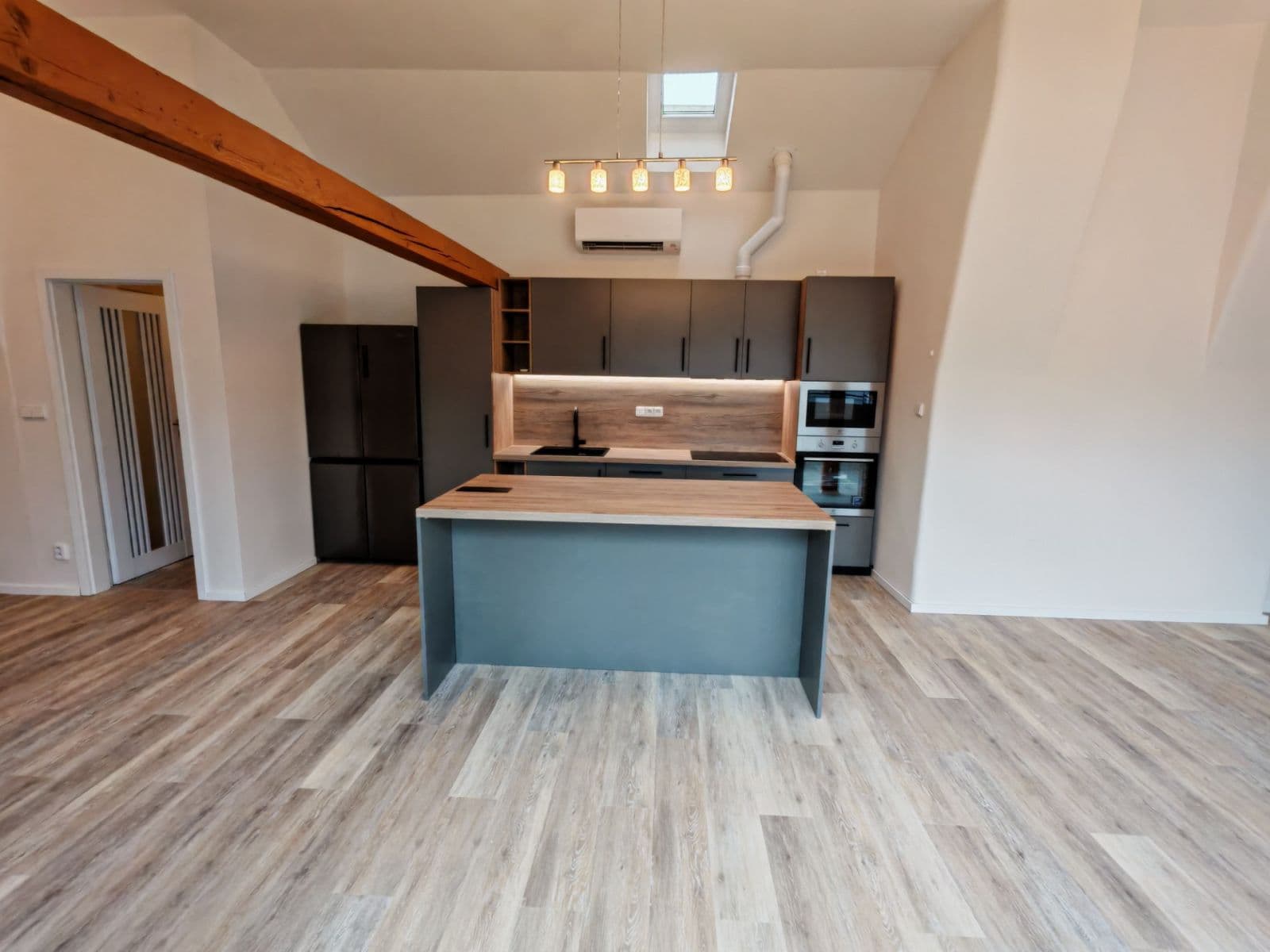 2 bedroom with open-plan kitchen flat to rent, 126 m², Navrátilova, Prague, Prague 2 bedroom with open-plan kitchen flat to rent, 126 m², Navrátilova, Prague, Prague