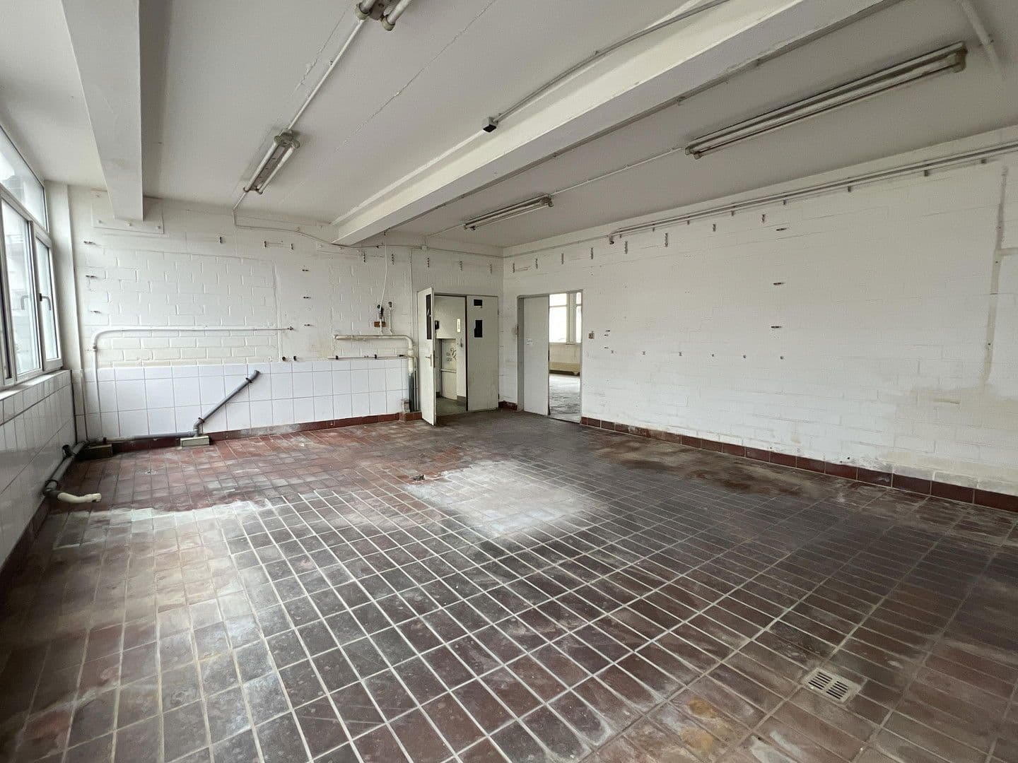 non-residential property to rent, 1,000 m², Leverkusen, North Rhine-Westphalia non-residential property to rent, 1,000 m², Leverkusen, North Rhine-Westphalia