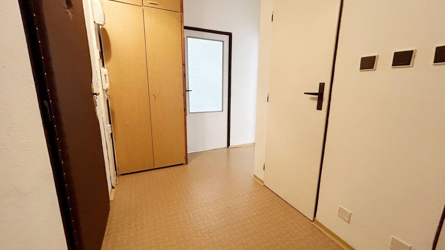 1 bedroom with open-plan kitchen flat to rent, 49 m², Poděbradova, Kladno, Středočeský Region 1 bedroom with open-plan kitchen flat to rent, 49 m², Poděbradova, Kladno, Středočeský Region