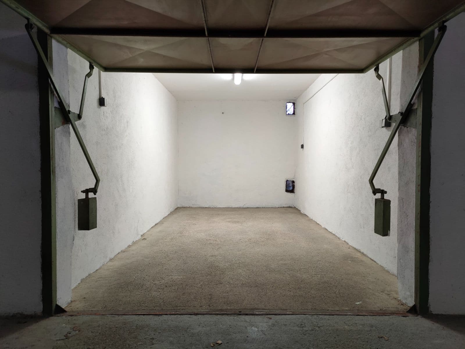 garage to rent, 16 m², Bellevue, Kladno, Středočeský Region garage to rent, 16 m², Bellevue, Kladno, Středočeský Region