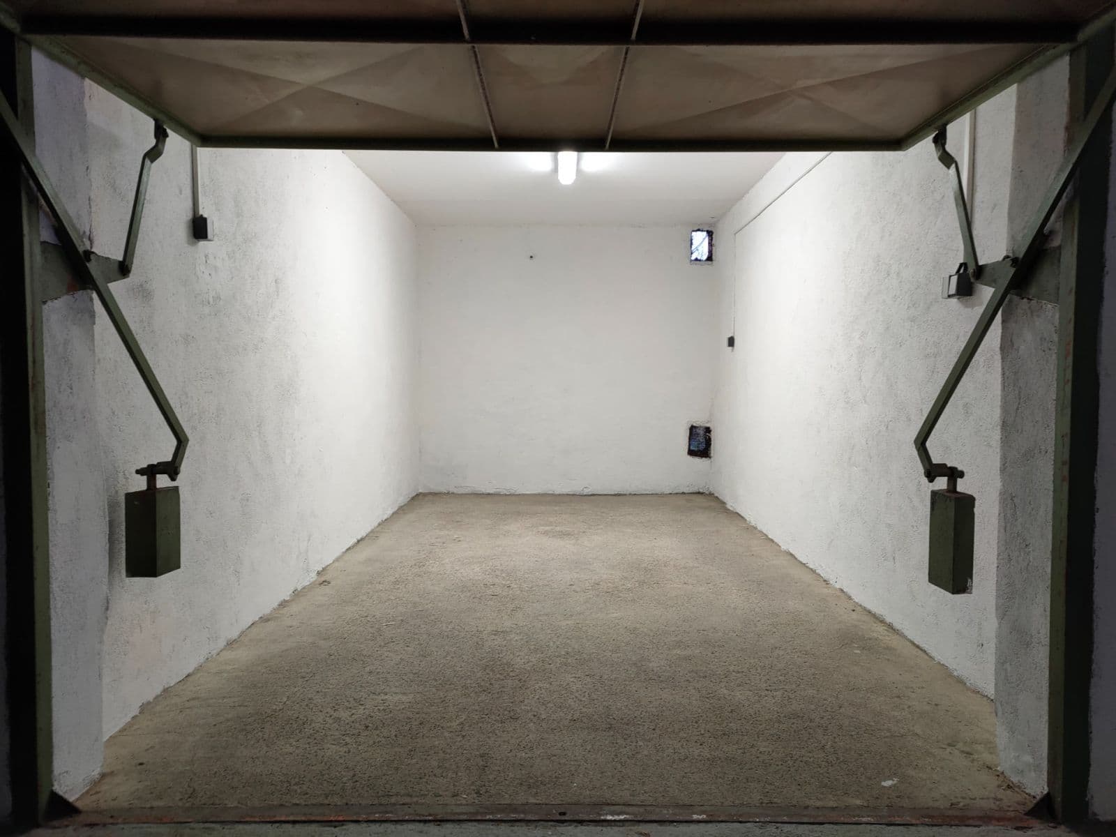 garage to rent, 16 m², Bellevue, Kladno, Středočeský Region garage to rent, 16 m², Bellevue, Kladno, Středočeský Region