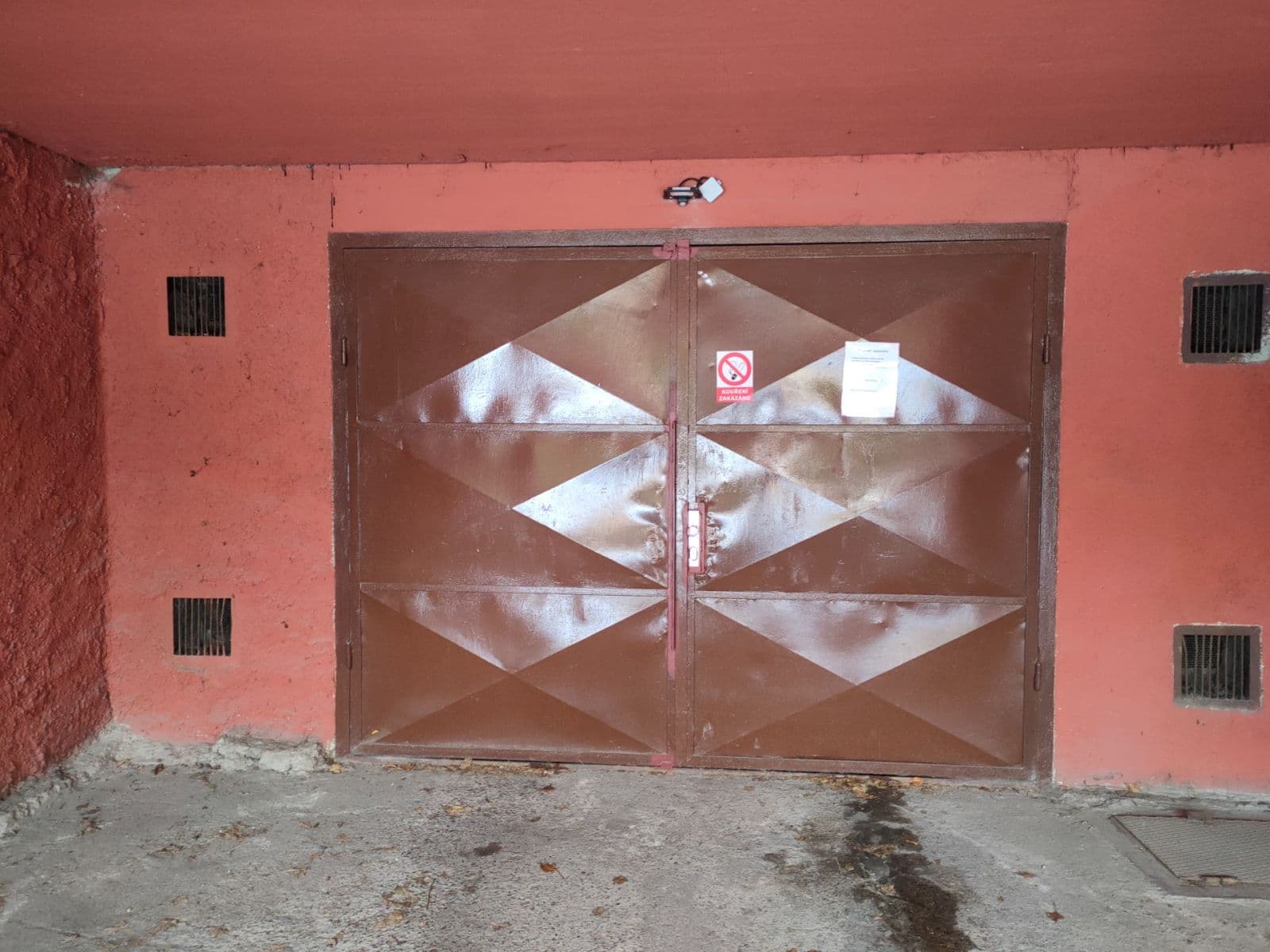 garage to rent, 16 m², Bellevue, Kladno, Středočeský Region garage to rent, 16 m², Bellevue, Kladno, Středočeský Region