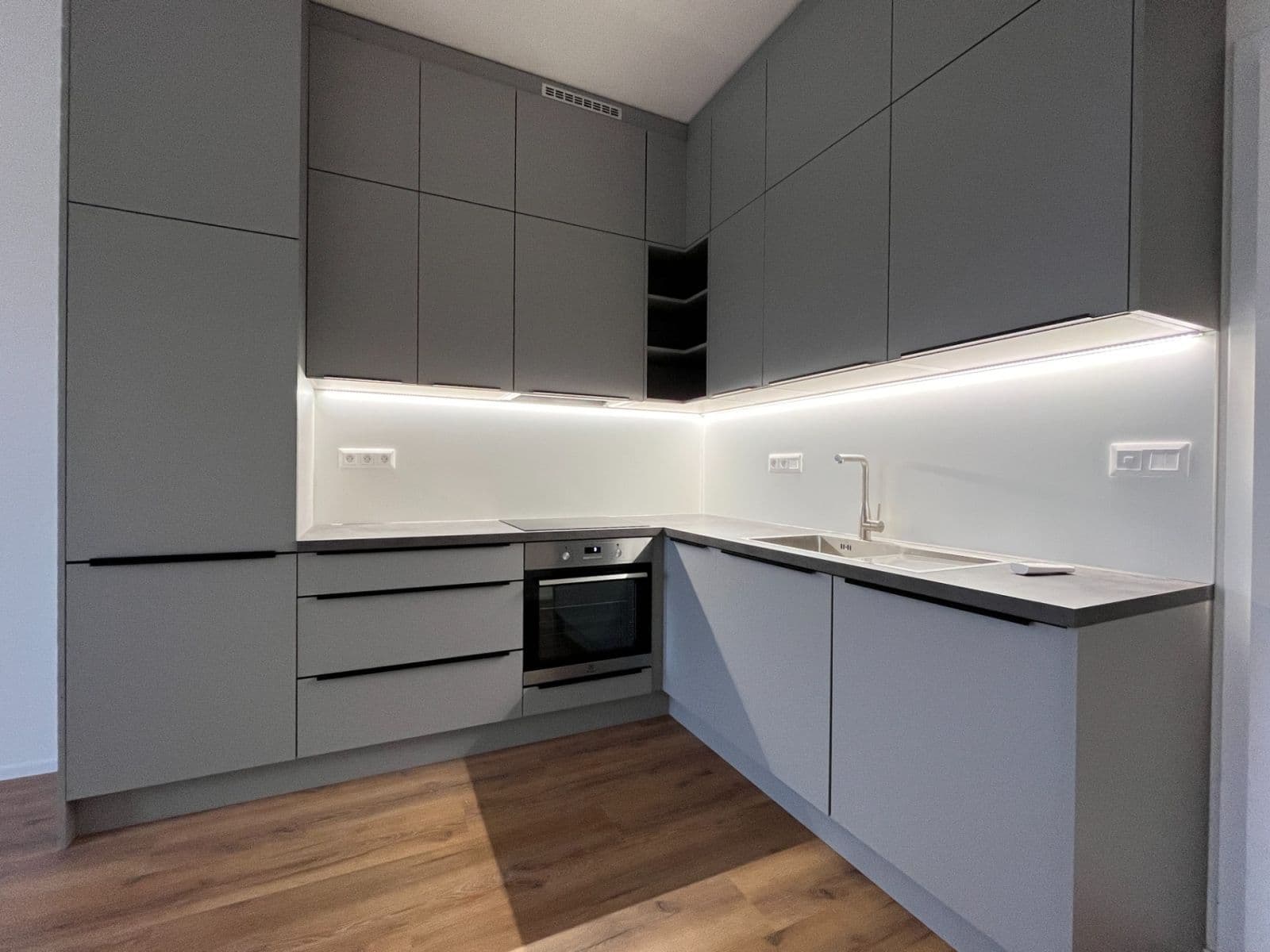 2 bedroom with open-plan kitchen flat to rent, 63 m², Komárovská, Brno, Jihomoravský Region 2 bedroom with open-plan kitchen flat to rent, 63 m², Komárovská, Brno, Jihomoravský Region