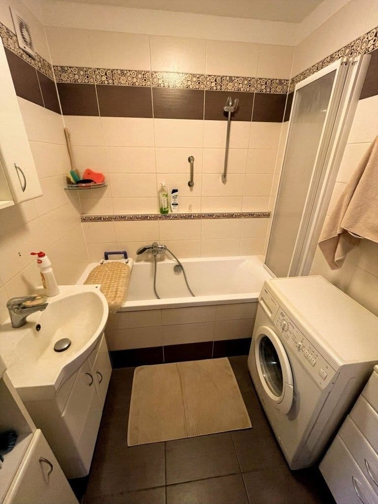 3 bedroom with open-plan kitchen flat to rent, 94 m², Hausmannova, Prague, Prague 3 bedroom with open-plan kitchen flat to rent, 94 m², Hausmannova, Prague, Prague