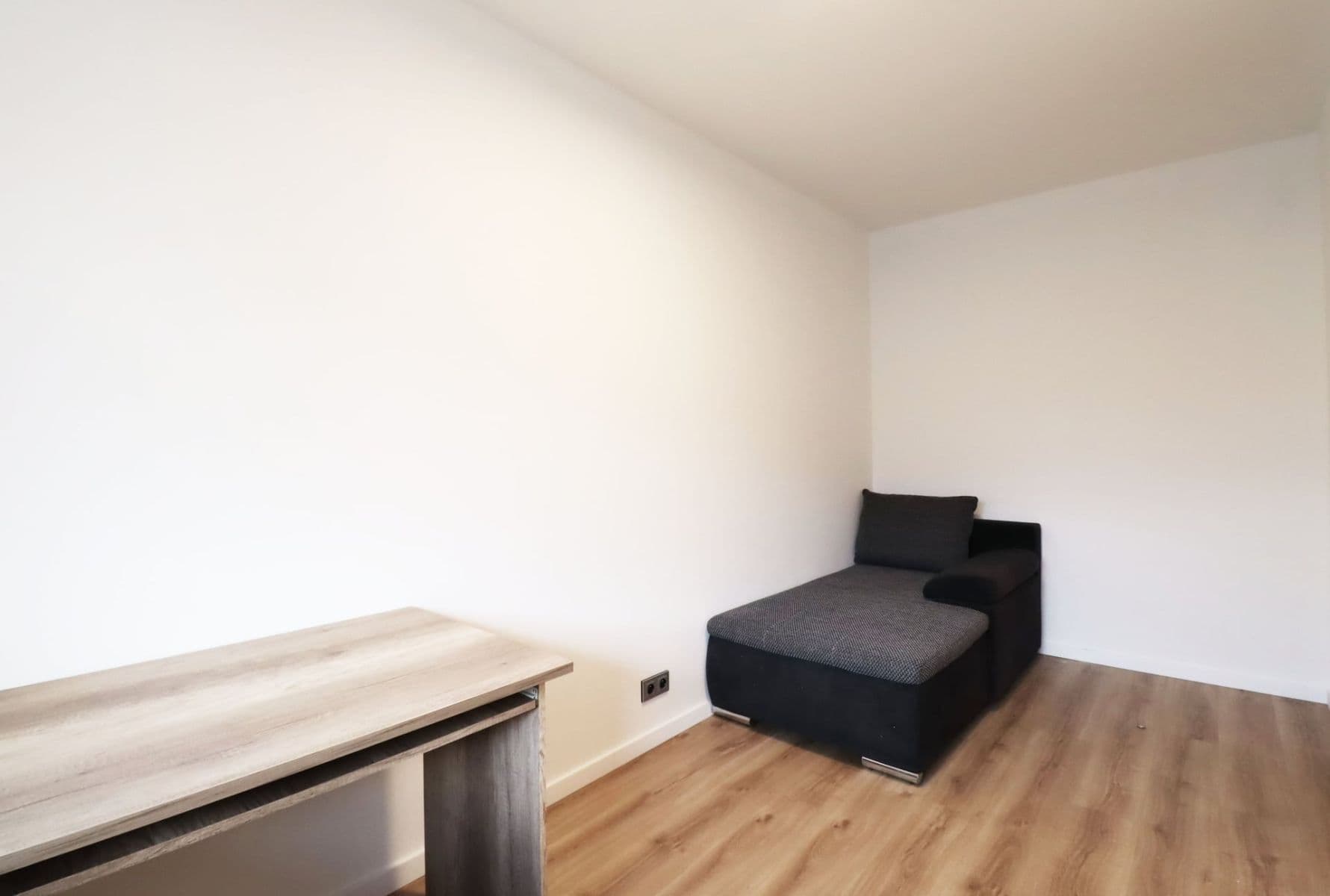 3 bedroom with open-plan kitchen flat to rent, 82 m², Hněvkovského, Prague, Prague 3 bedroom with open-plan kitchen flat to rent, 82 m², Hněvkovského, Prague, Prague