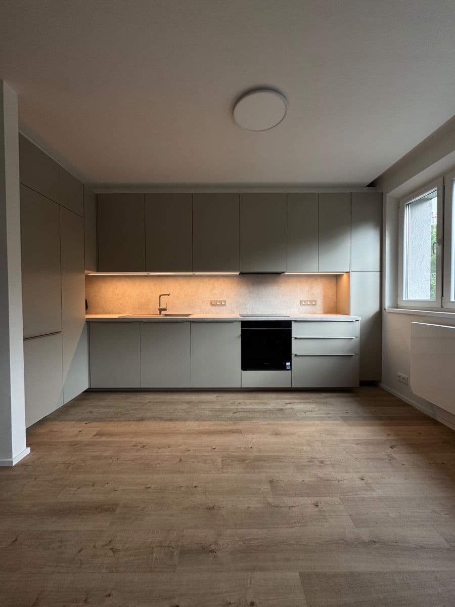 1 bedroom with open-plan kitchen flat to rent, 42 m², Osadní, Prague, Prague 1 bedroom with open-plan kitchen flat to rent, 42 m², Osadní, Prague, Prague