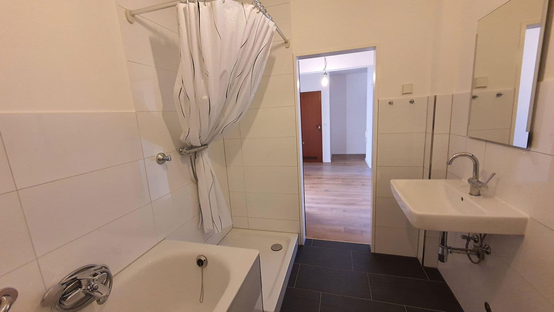 2 bedroom with open-plan kitchen flat to rent, 82 m², Duisburg, North Rhine-Westphalia 2 bedroom with open-plan kitchen flat to rent, 82 m², Duisburg, North Rhine-Westphalia