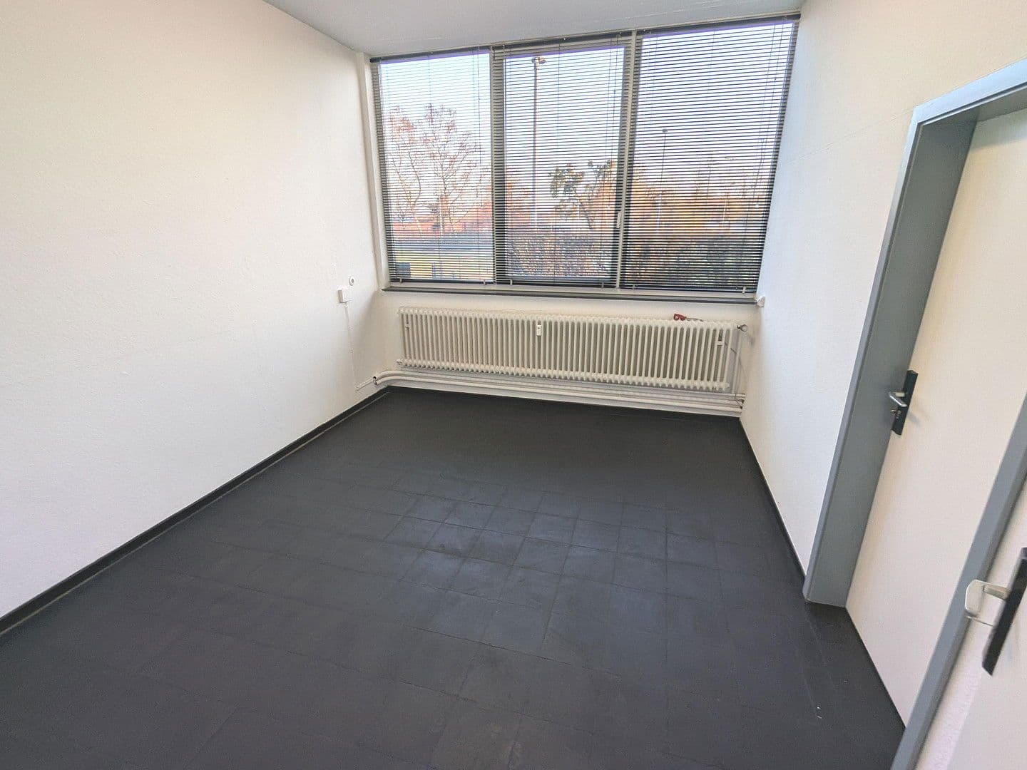 non-residential property to rent, 300 m², Oberzwehrener Straße 2-4, Baunatal, Hesse non-residential property to rent, 300 m², Oberzwehrener Straße 2-4, Baunatal, Hesse