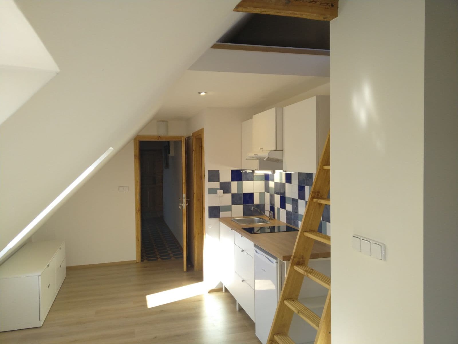 Studio flat to rent, 42 m², Za Mlýnem, Hostivice, Středočeský Region Studio flat to rent, 42 m², Za Mlýnem, Hostivice, Středočeský Region