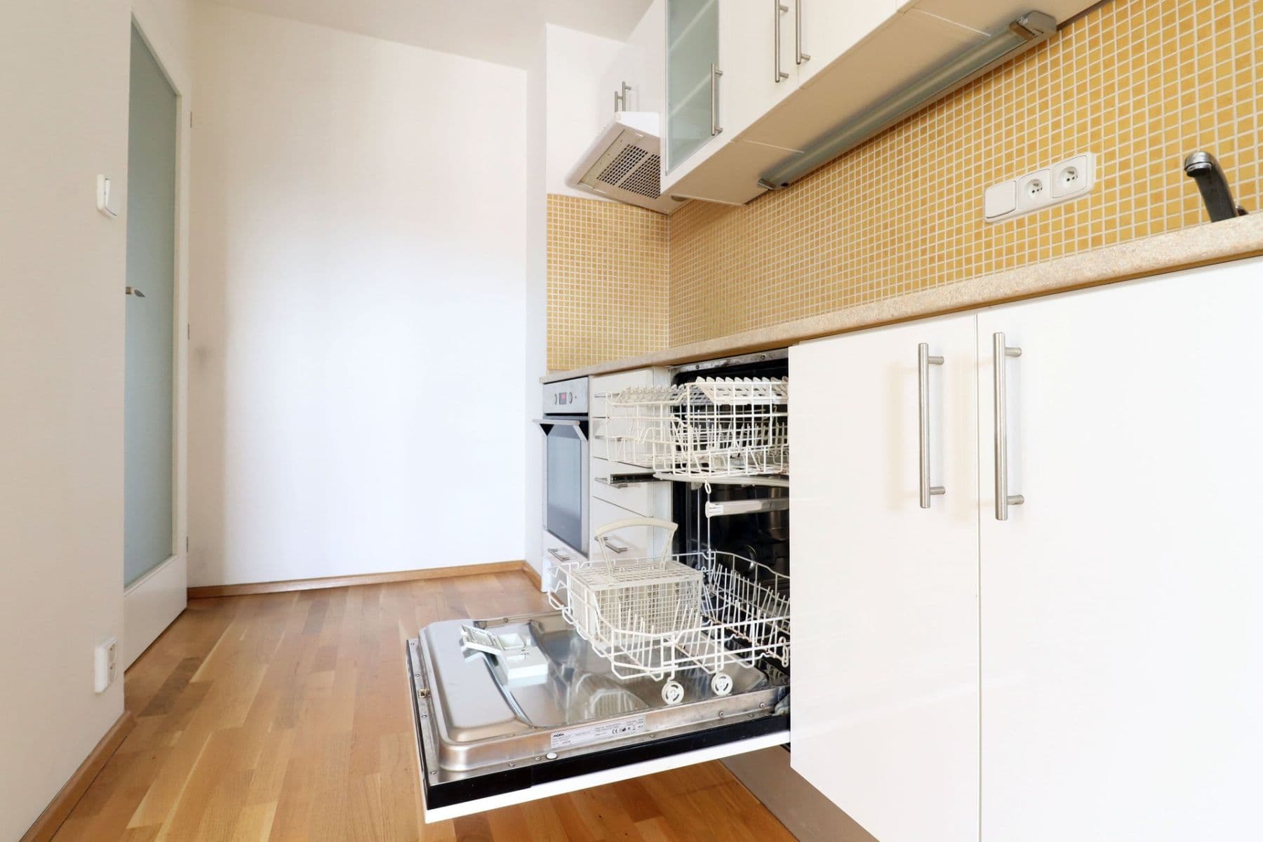 Studio flat to rent, 46 m², Hradeckých, Prague, Prague Studio flat to rent, 46 m², Hradeckých, Prague, Prague