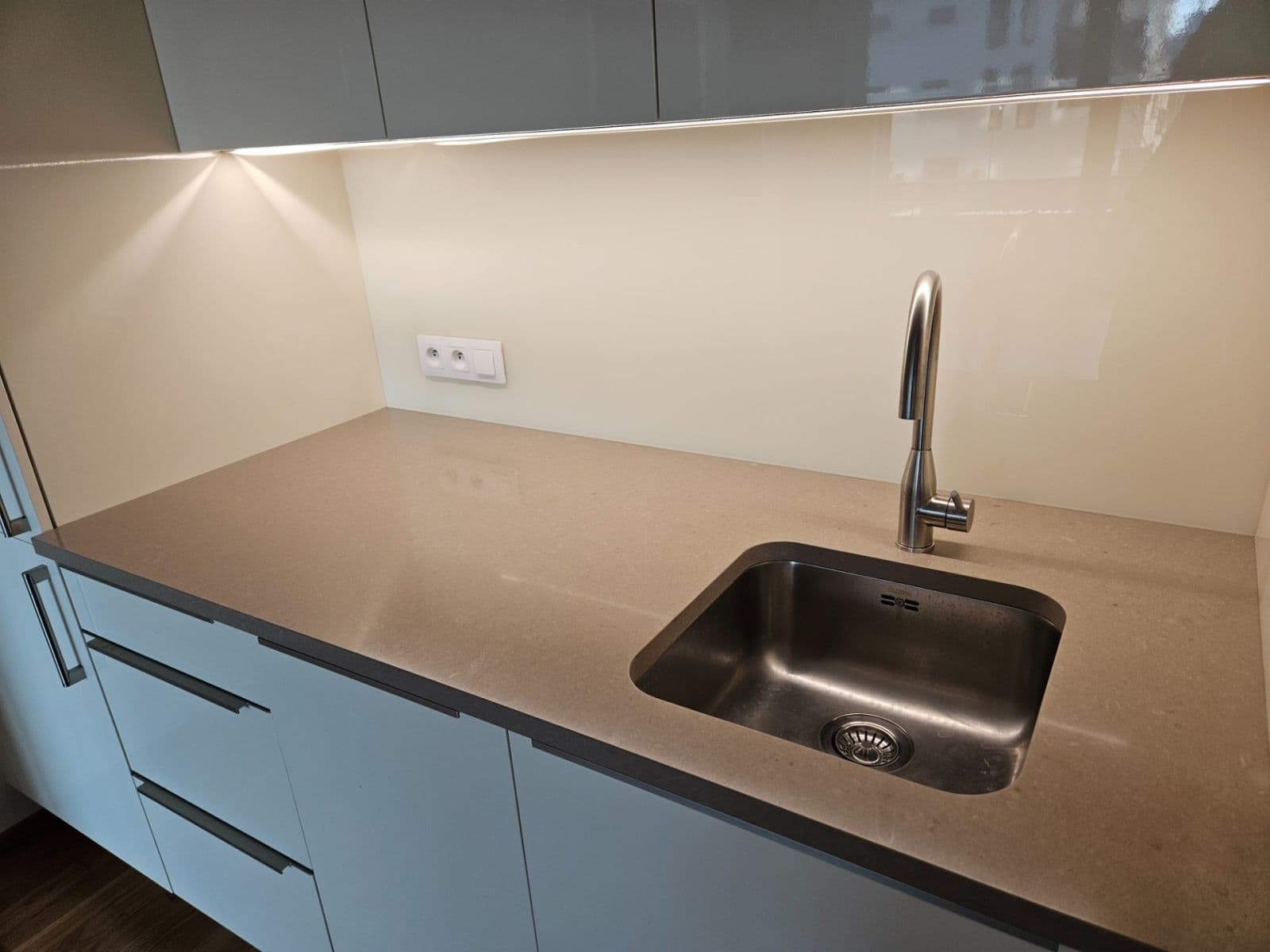 1 bedroom with open-plan kitchen flat to rent, 54 m², Waltariho, Prague, Prague 1 bedroom with open-plan kitchen flat to rent, 54 m², Waltariho, Prague, Prague