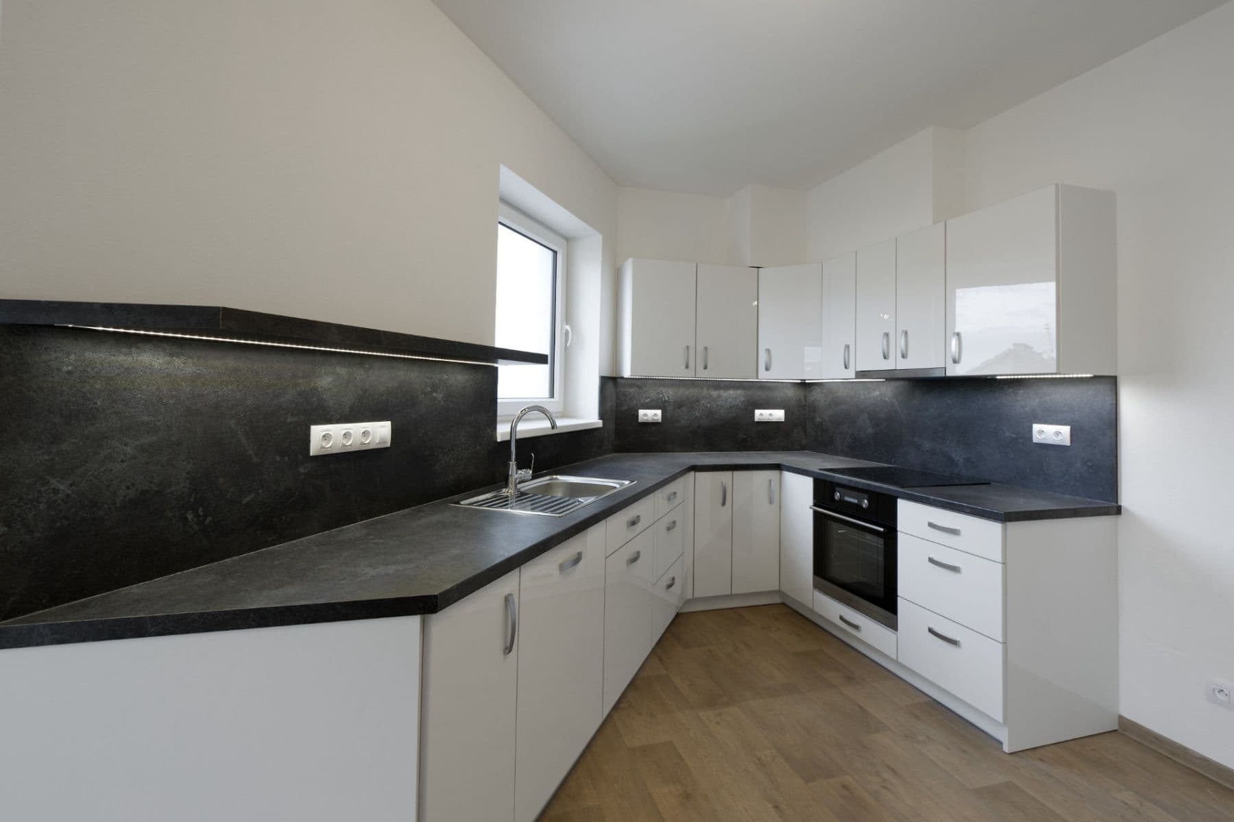 1 bedroom with open-plan kitchen flat to rent, 61 m², Otýlie Beníškové, Plzeň, Plzeňský Region 1 bedroom with open-plan kitchen flat to rent, 61 m², Otýlie Beníškové, Plzeň, Plzeňský Region