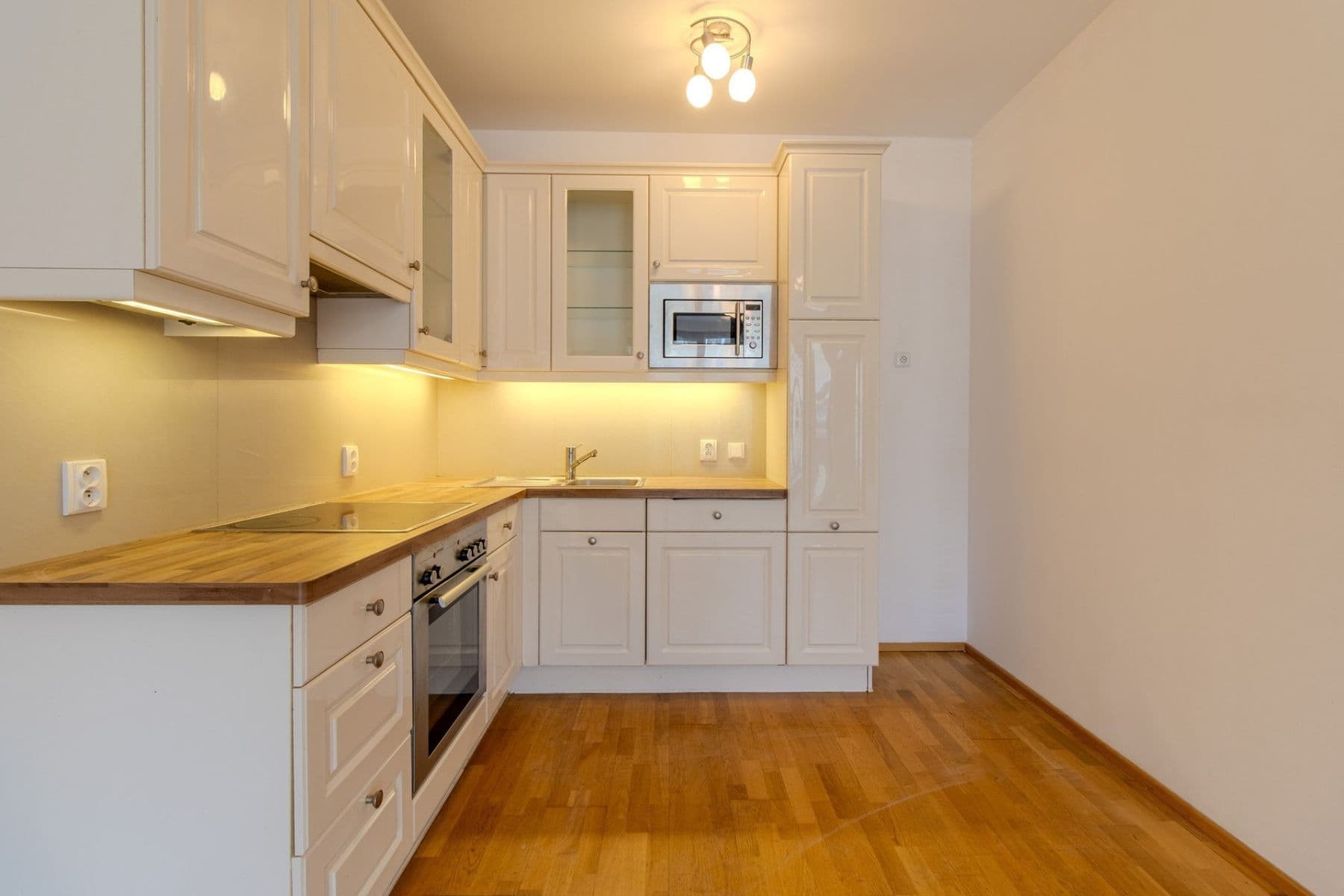 2 bedroom with open-plan kitchen flat to rent, 85 m², Jeseniova, Prague, Prague 2 bedroom with open-plan kitchen flat to rent, 85 m², Jeseniova, Prague, Prague