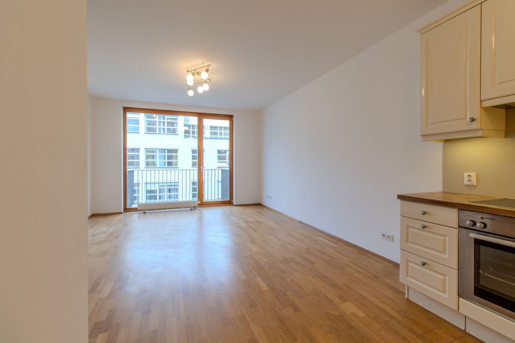 2 bedroom with open-plan kitchen flat to rent, 85 m², Jeseniova, Prague, Prague 2 bedroom with open-plan kitchen flat to rent, 85 m², Jeseniova, Prague, Prague