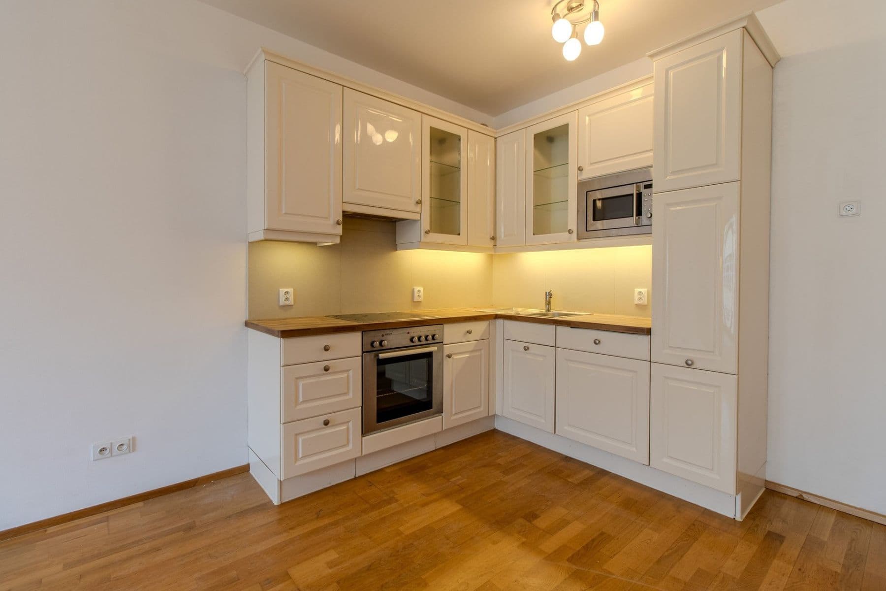 2 bedroom with open-plan kitchen flat to rent, 85 m², Jeseniova, Prague, Prague 2 bedroom with open-plan kitchen flat to rent, 85 m², Jeseniova, Prague, Prague