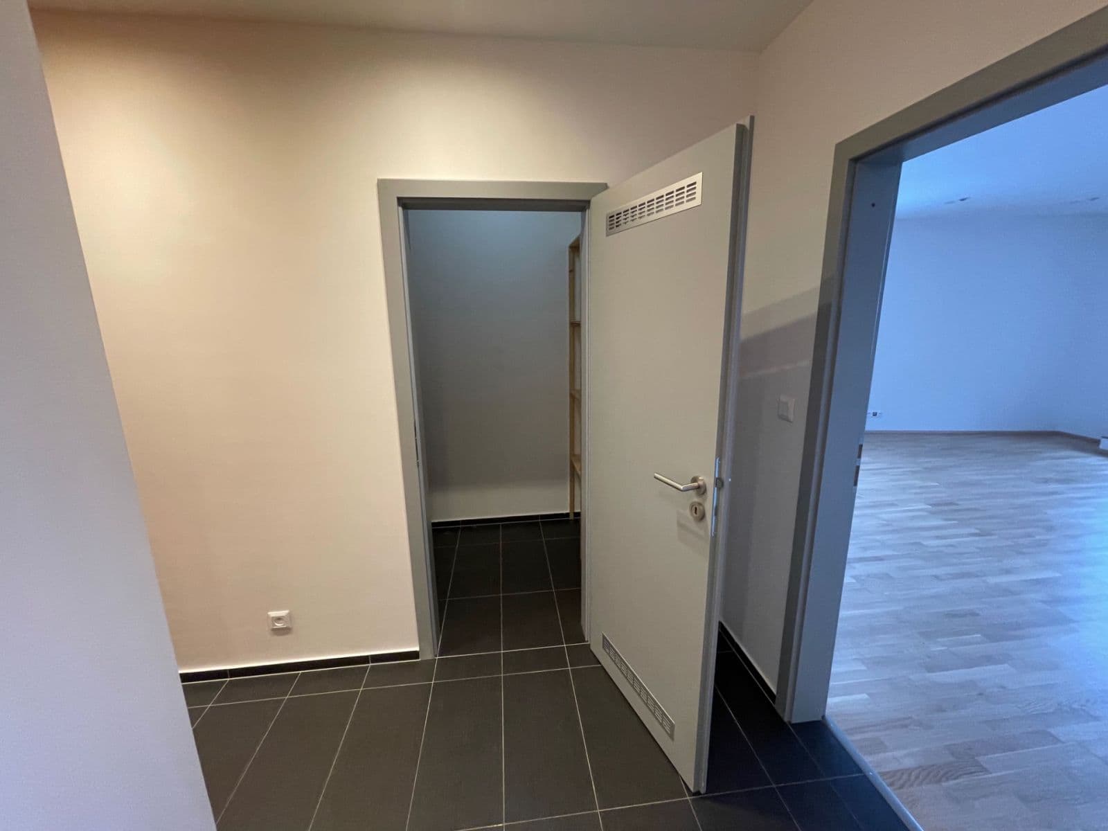 2 bedroom with open-plan kitchen flat to rent, 91 m², Pod Stolovou horou, Prague, Prague 2 bedroom with open-plan kitchen flat to rent, 91 m², Pod Stolovou horou, Prague, Prague