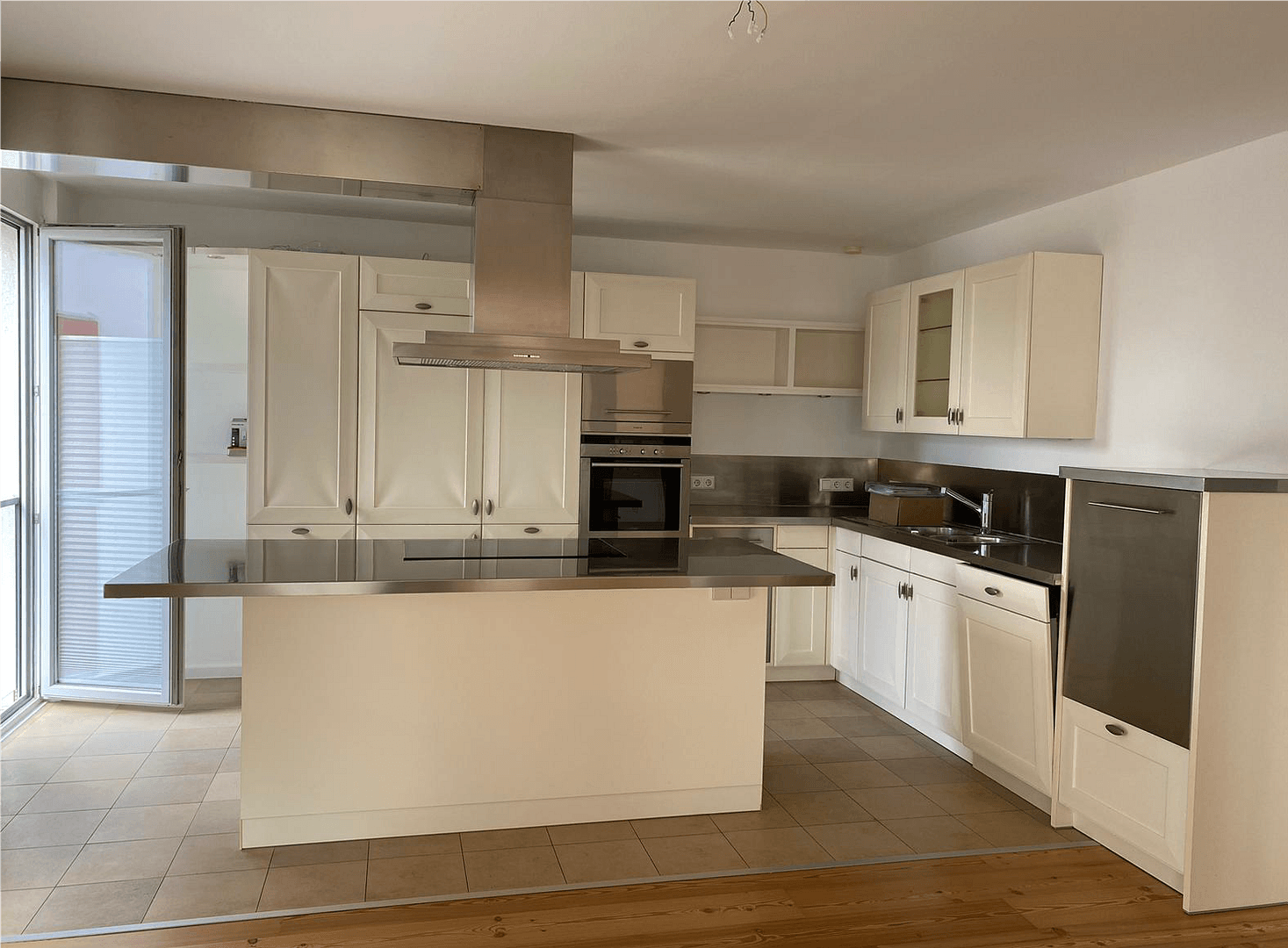 2 bedroom with open-plan kitchen flat to rent, 112 m², Ettlingen, Baden-Württemberg 2 bedroom with open-plan kitchen flat to rent, 112 m², Ettlingen, Baden-Württemberg