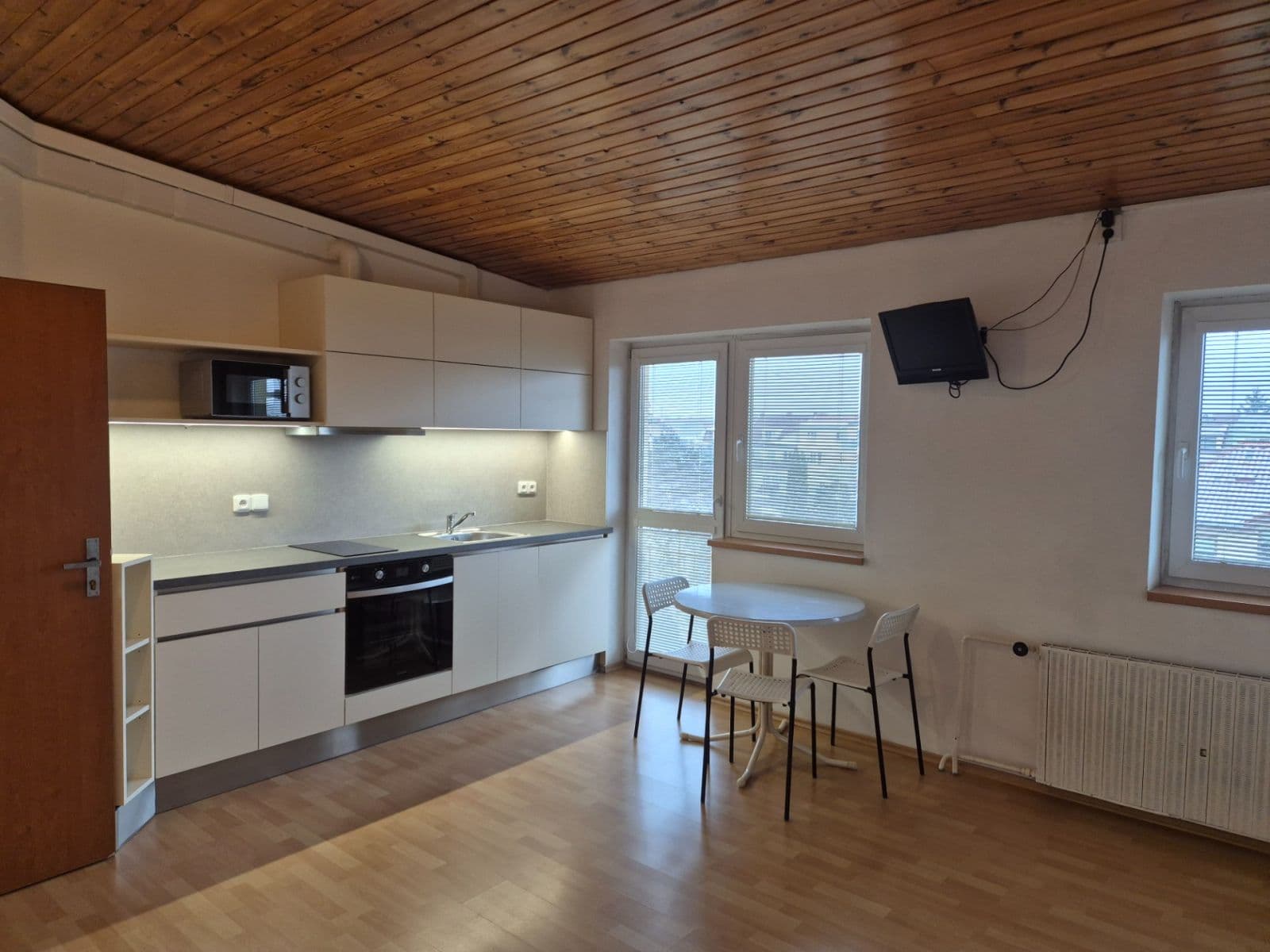 2 bedroom with open-plan kitchen flat to rent, 61 m², Hněvkovského, Brno, Jihomoravský Region 2 bedroom with open-plan kitchen flat to rent, 61 m², Hněvkovského, Brno, Jihomoravský Region