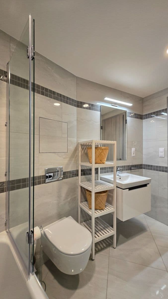 1 bedroom with open-plan kitchen flat to rent, 47 m², Drahňovická, Prague, Prague 1 bedroom with open-plan kitchen flat to rent, 47 m², Drahňovická, Prague, Prague