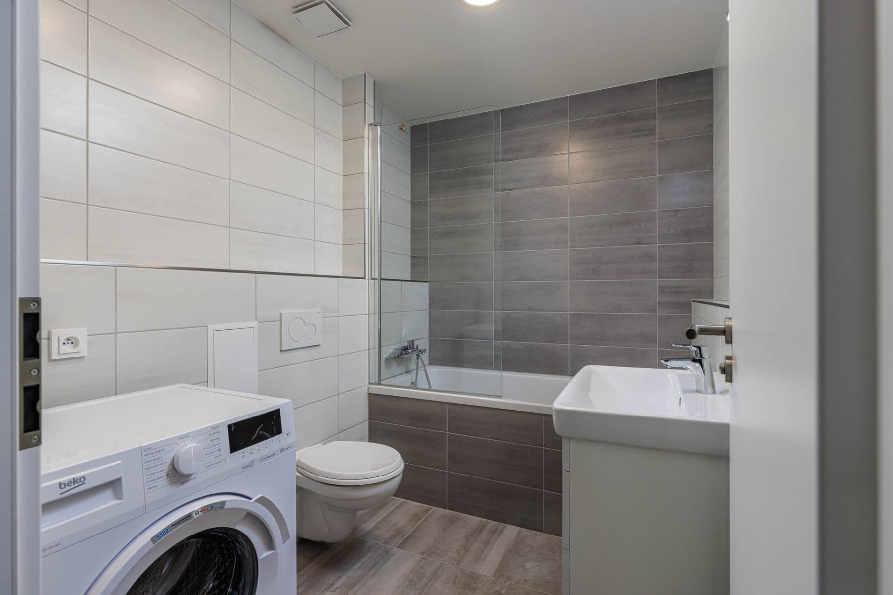 Studio flat to rent, 36 m², Za černým mostem, Prague, Prague Studio flat to rent, 36 m², Za černým mostem, Prague, Prague