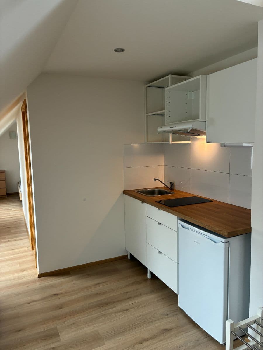 Studio flat to rent, 32 m², Za Mlýnem, Hostivice, Středočeský Region Studio flat to rent, 32 m², Za Mlýnem, Hostivice, Středočeský Region