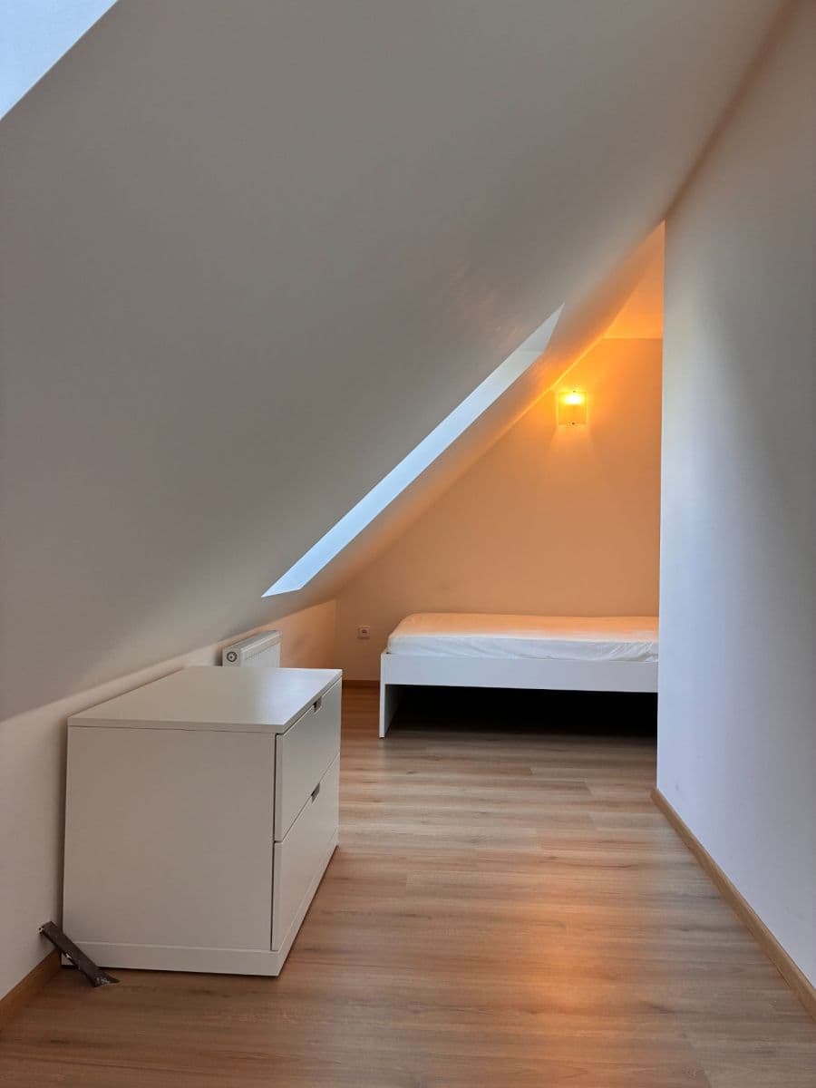 Studio flat to rent, 32 m², Za Mlýnem, Hostivice, Středočeský Region Studio flat to rent, 32 m², Za Mlýnem, Hostivice, Středočeský Region