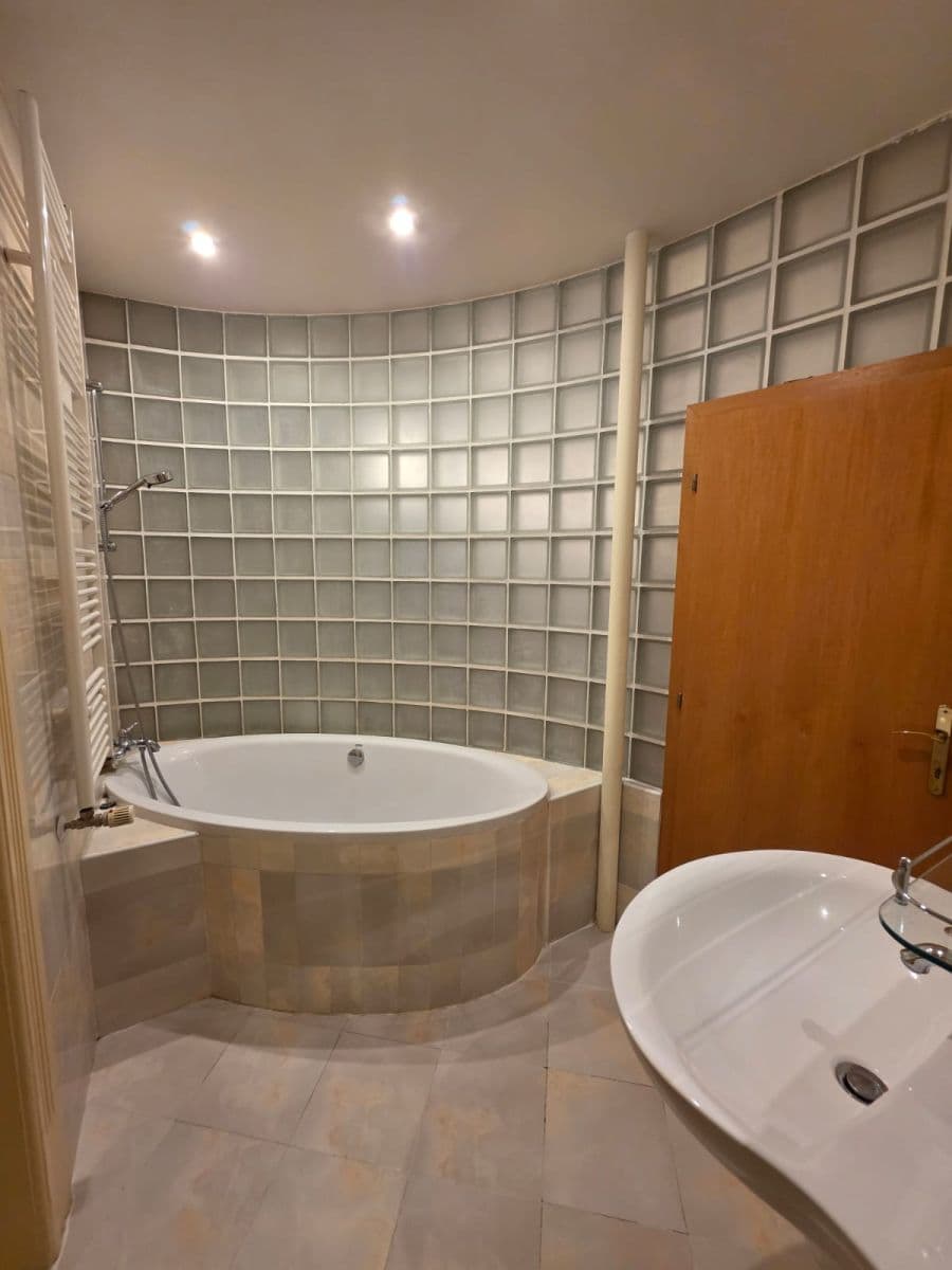 3 bedroom flat to rent, 100 m², Bratislava - mestská časť Staré Mesto, Bratislavský Region 3 bedroom flat to rent, 100 m², Bratislava - mestská časť Staré Mesto, Bratislavský Region