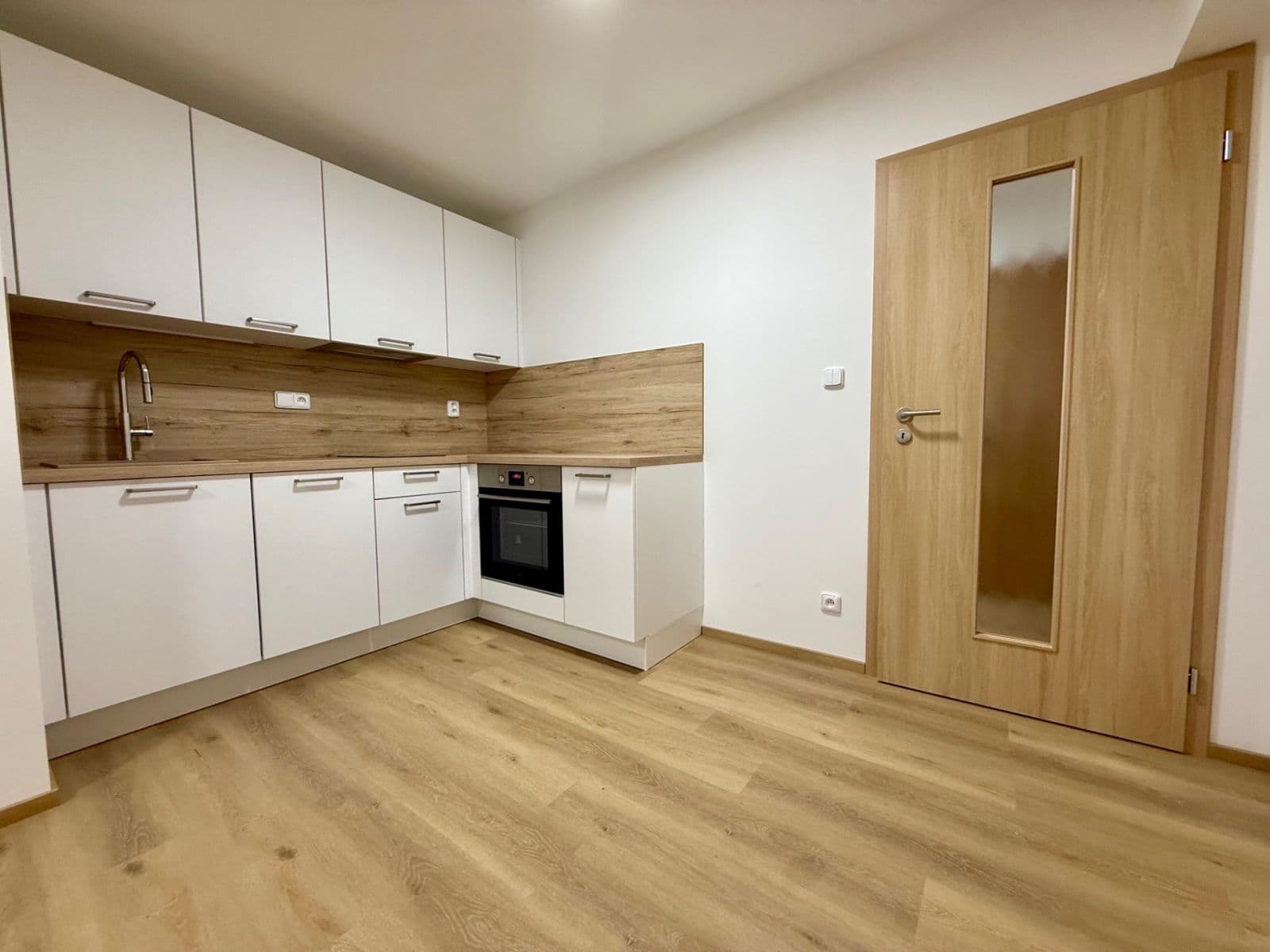 1 bedroom with open-plan kitchen flat to rent, 63 m², Mochovská, Prague, Prague 1 bedroom with open-plan kitchen flat to rent, 63 m², Mochovská, Prague, Prague