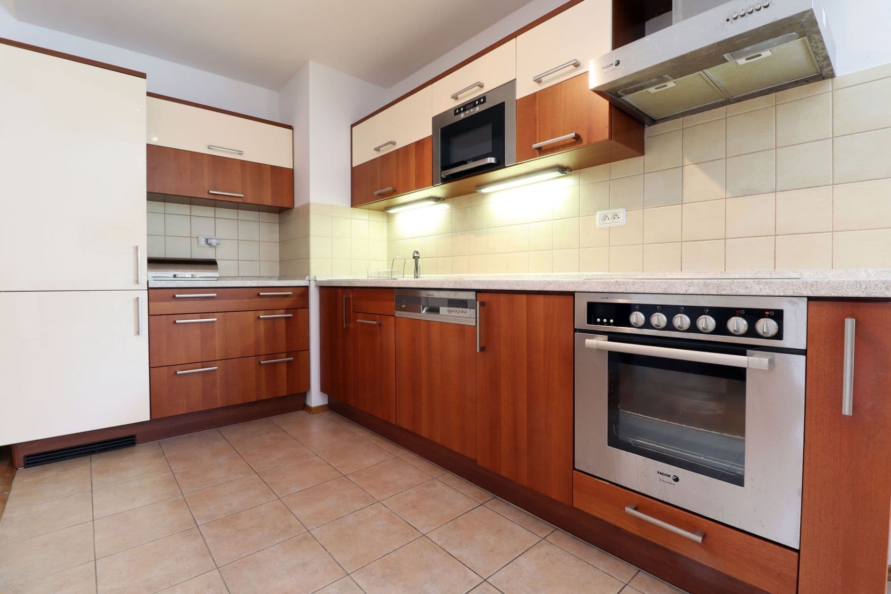 2 bedroom with open-plan kitchen flat to rent, 80 m², Paťanka, Prague, Prague 2 bedroom with open-plan kitchen flat to rent, 80 m², Paťanka, Prague, Prague