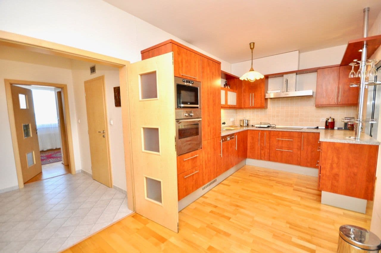 3 bedroom with open-plan kitchen flat to rent, 122 m², Nad Okrouhlíkem, Prague, Prague 3 bedroom with open-plan kitchen flat to rent, 122 m², Nad Okrouhlíkem, Prague, Prague