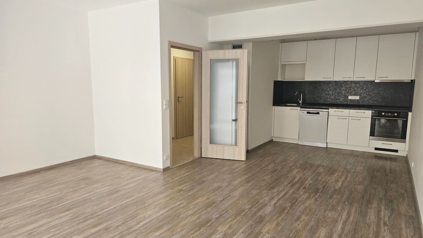 1 bedroom with open-plan kitchen flat to rent, 62 m², Sinkulova, Prague, Prague 1 bedroom with open-plan kitchen flat to rent, 62 m², Sinkulova, Prague, Prague