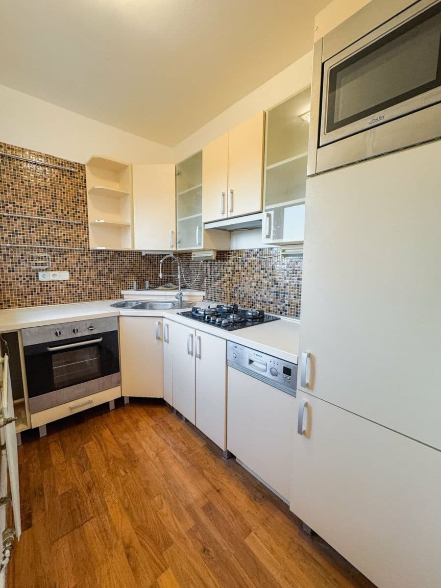 2 bedroom with open-plan kitchen flat to rent, 61 m², Varšavská, Prague, Prague 2 bedroom with open-plan kitchen flat to rent, 61 m², Varšavská, Prague, Prague