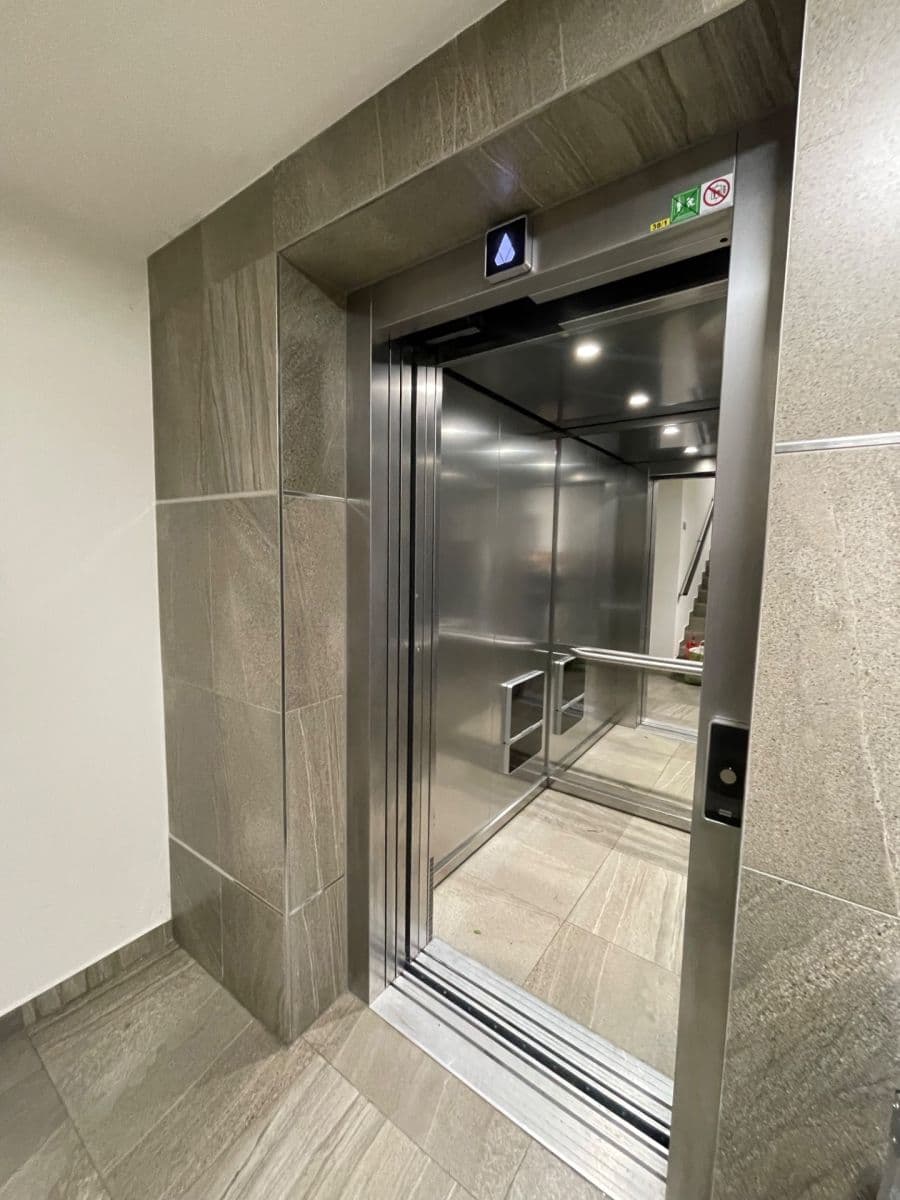 1 bedroom with open-plan kitchen flat to rent, 62 m², Vojenova, Prague, Prague 1 bedroom with open-plan kitchen flat to rent, 62 m², Vojenova, Prague, Prague