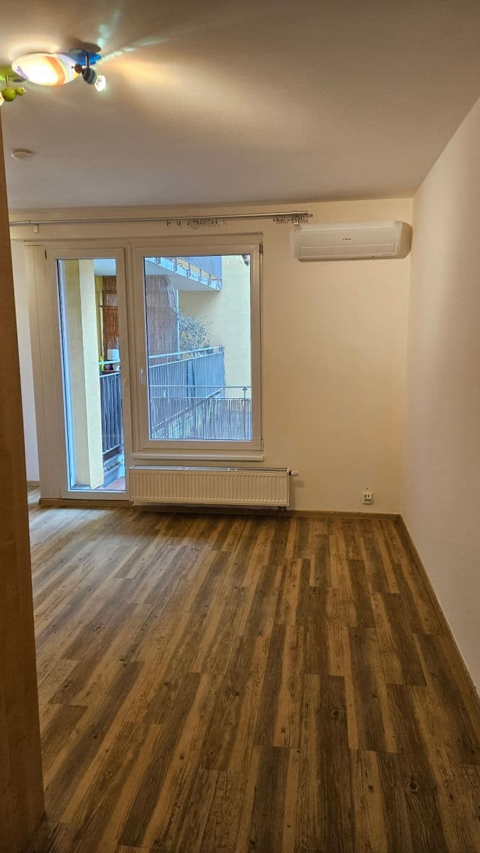 2 bedroom with open-plan kitchen flat to rent, 92 m², Hakenova, Prague, Prague 2 bedroom with open-plan kitchen flat to rent, 92 m², Hakenova, Prague, Prague