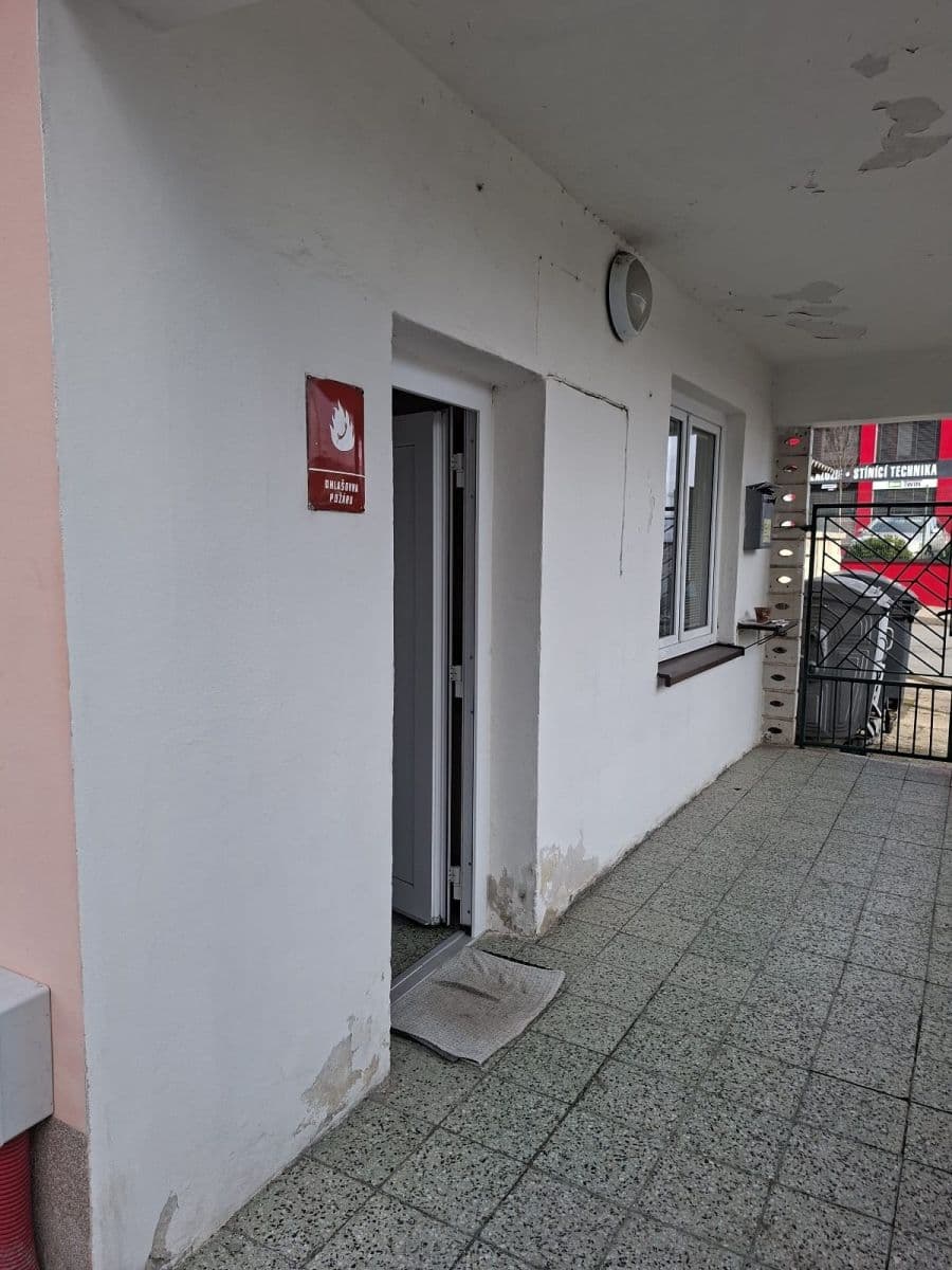 non-residential property to rent, 20 m², Pod Hájem, Králův Dvůr, Středočeský Region non-residential property to rent, 20 m², Pod Hájem, Králův Dvůr, Středočeský Region