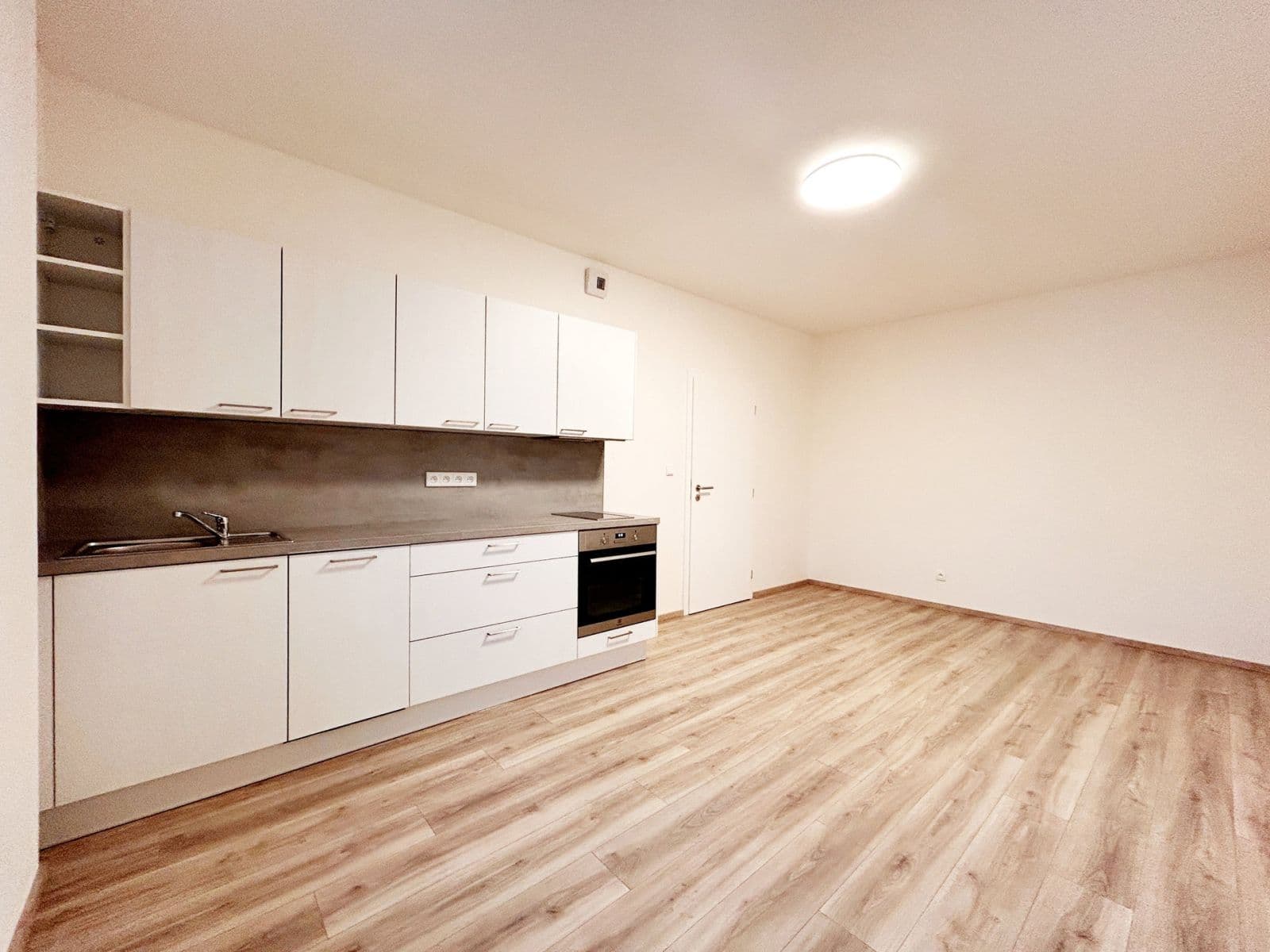 Studio flat to rent, 34 m², S. K. Neumanna, Kralupy nad Vltavou, Středočeský Region Studio flat to rent, 34 m², S. K. Neumanna, Kralupy nad Vltavou, Středočeský Region