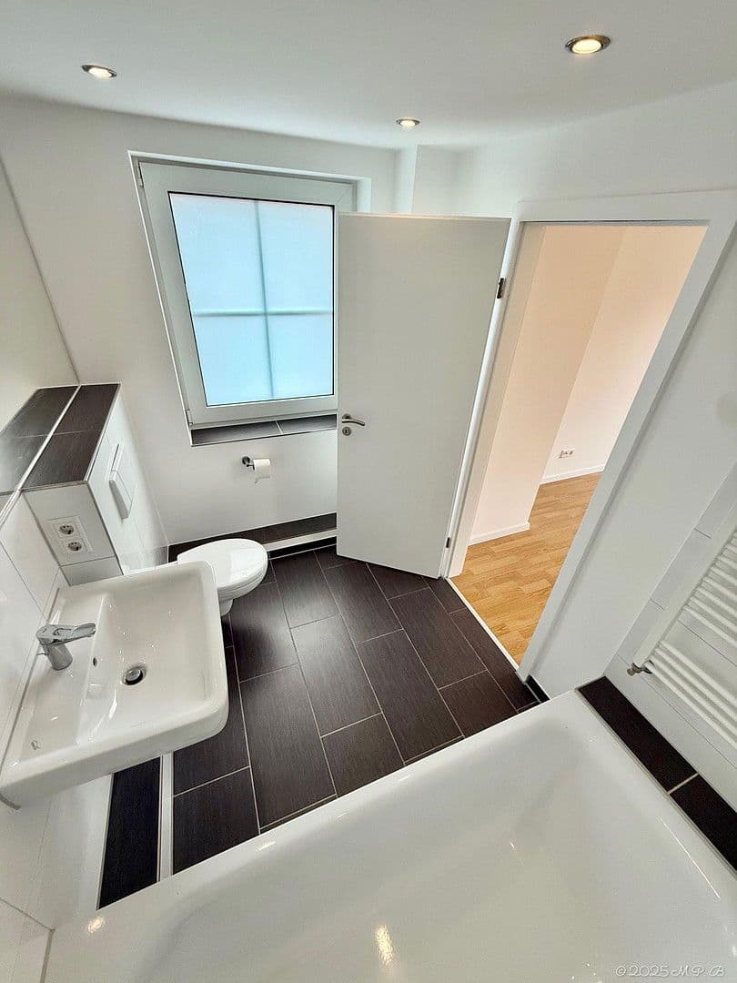 house for sale, 213 m², Rheinbrohler Weg 39, Düsseldorf, North Rhine-Westphalia house for sale, 213 m², Rheinbrohler Weg 39, Düsseldorf, North Rhine-Westphalia