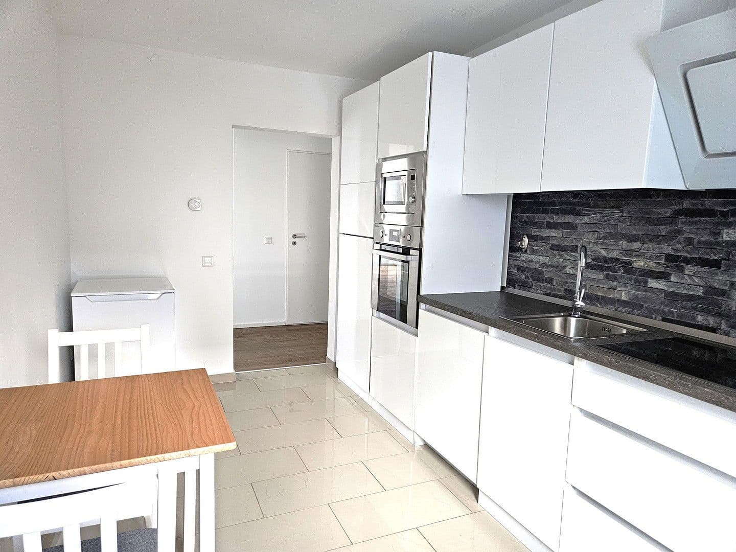 2 bedroom with open-plan kitchen flat to rent, 123 m², Stuttgart, Baden-Württemberg 2 bedroom with open-plan kitchen flat to rent, 123 m², Stuttgart, Baden-Württemberg