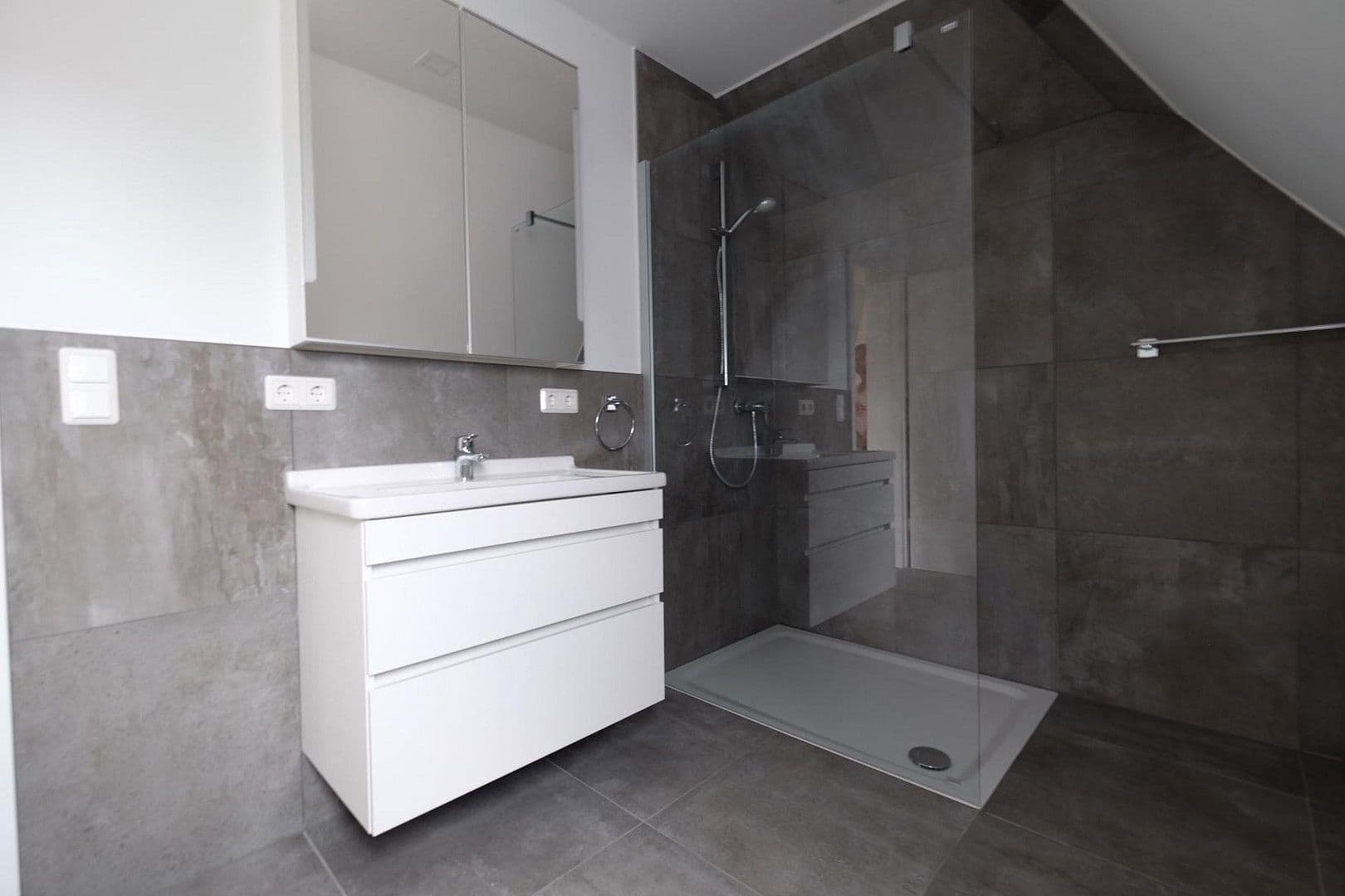 1 bedroom with open-plan kitchen flat to rent, 90 m², Plattstraße, Flörsheim, Hesse 1 bedroom with open-plan kitchen flat to rent, 90 m², Plattstraße, Flörsheim, Hesse