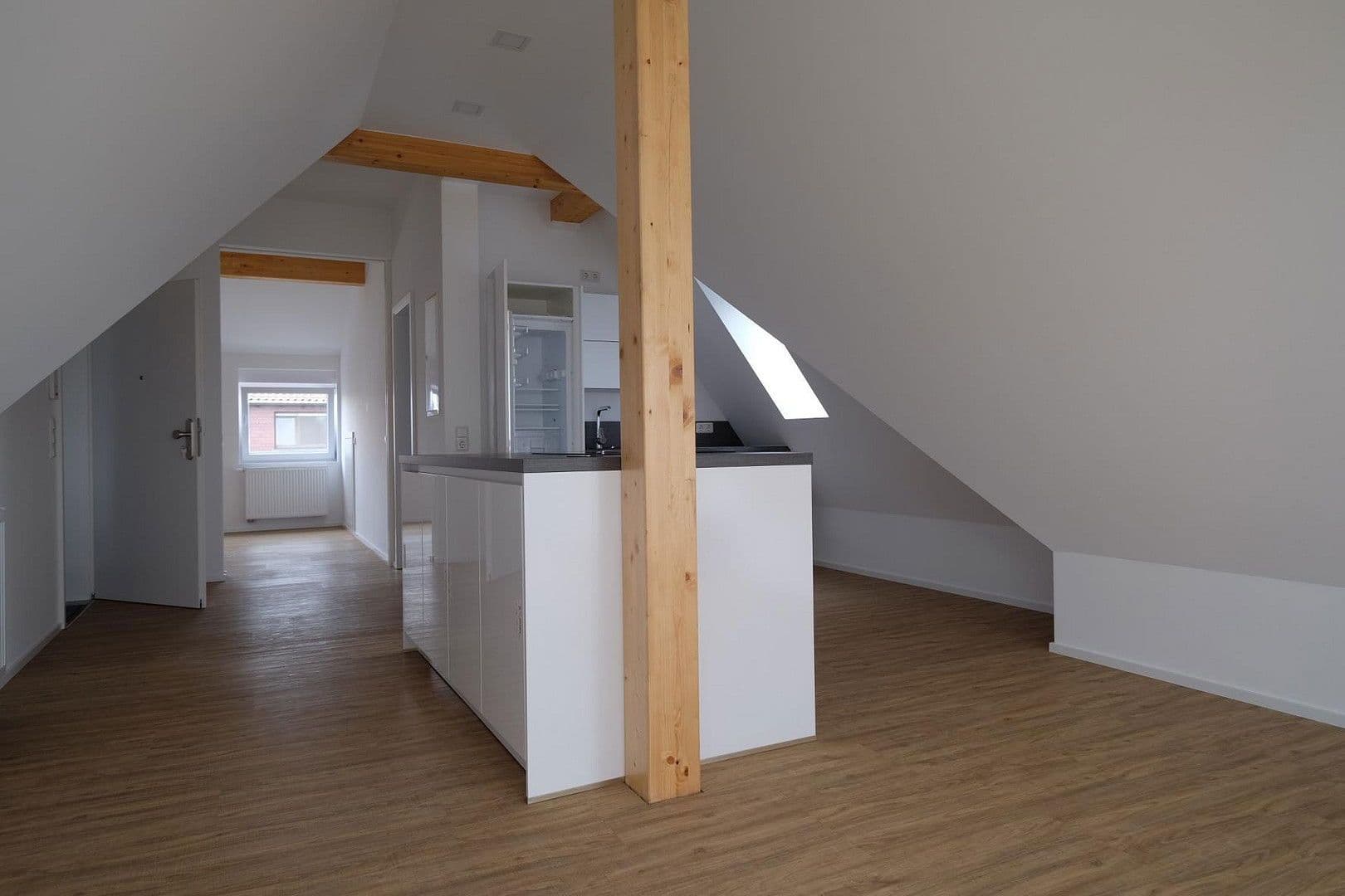 1 bedroom with open-plan kitchen flat to rent, 90 m², Plattstraße, Flörsheim, Hesse 1 bedroom with open-plan kitchen flat to rent, 90 m², Plattstraße, Flörsheim, Hesse