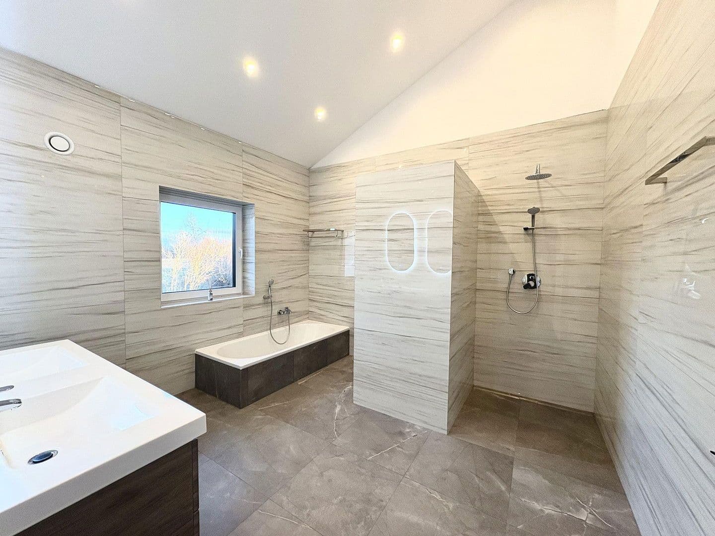 3 bedroom with open-plan kitchen flat to rent, 149 m², Dingolfing, Bavaria 3 bedroom with open-plan kitchen flat to rent, 149 m², Dingolfing, Bavaria