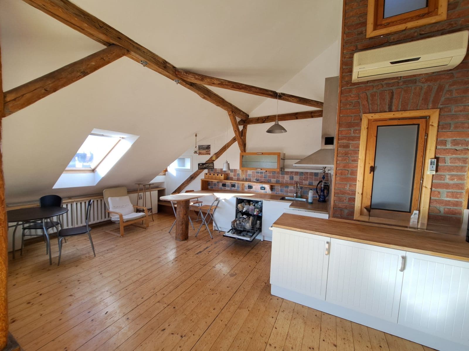 4 bedroom with open-plan kitchen flat to rent, 200 m², Němejcova, Plzeň, Plzeňský Region 4 bedroom with open-plan kitchen flat to rent, 200 m², Němejcova, Plzeň, Plzeňský Region