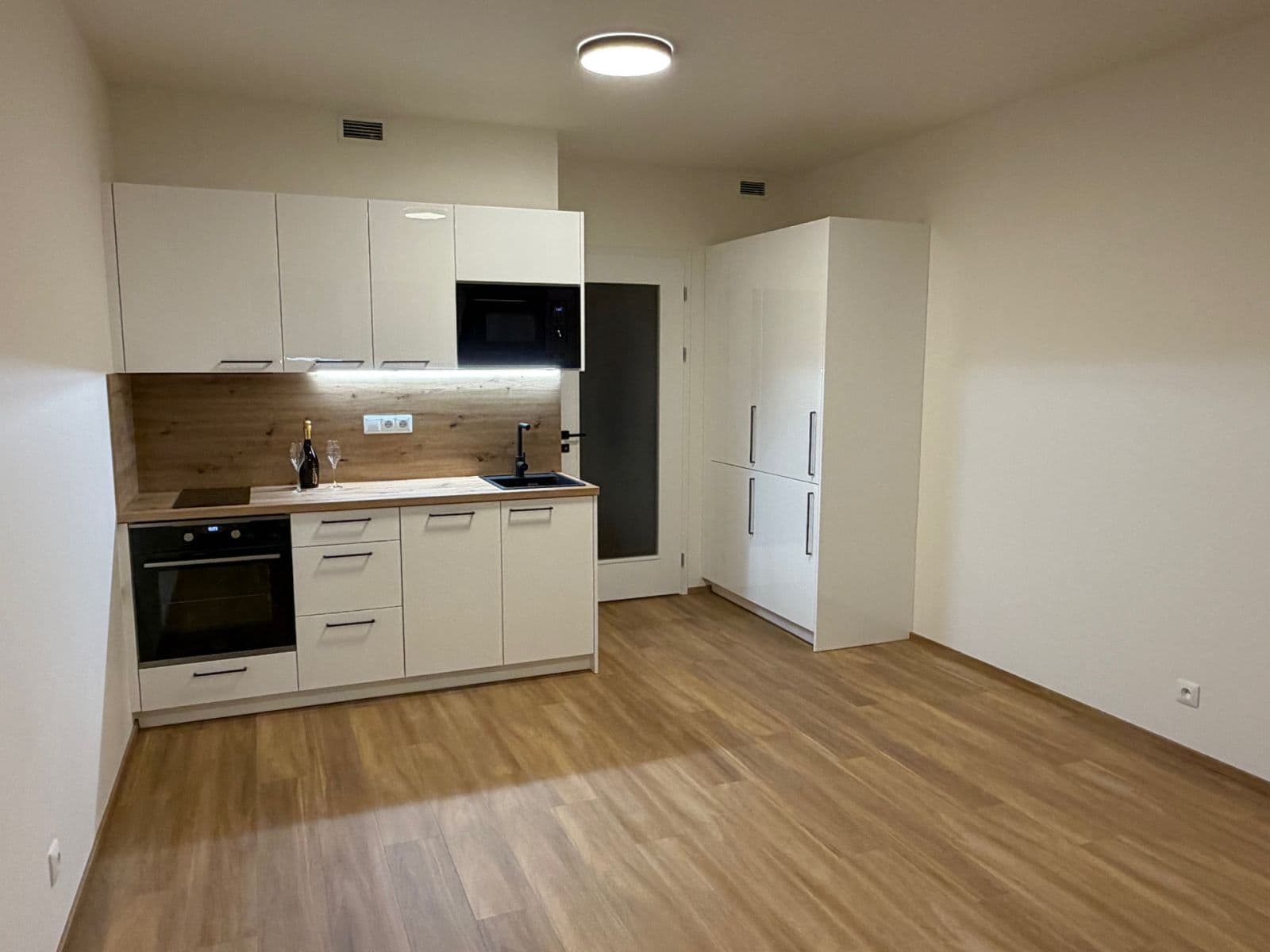 Studio flat to rent, 32 m², Poděbradská, Prague, Prague Studio flat to rent, 32 m², Poděbradská, Prague, Prague