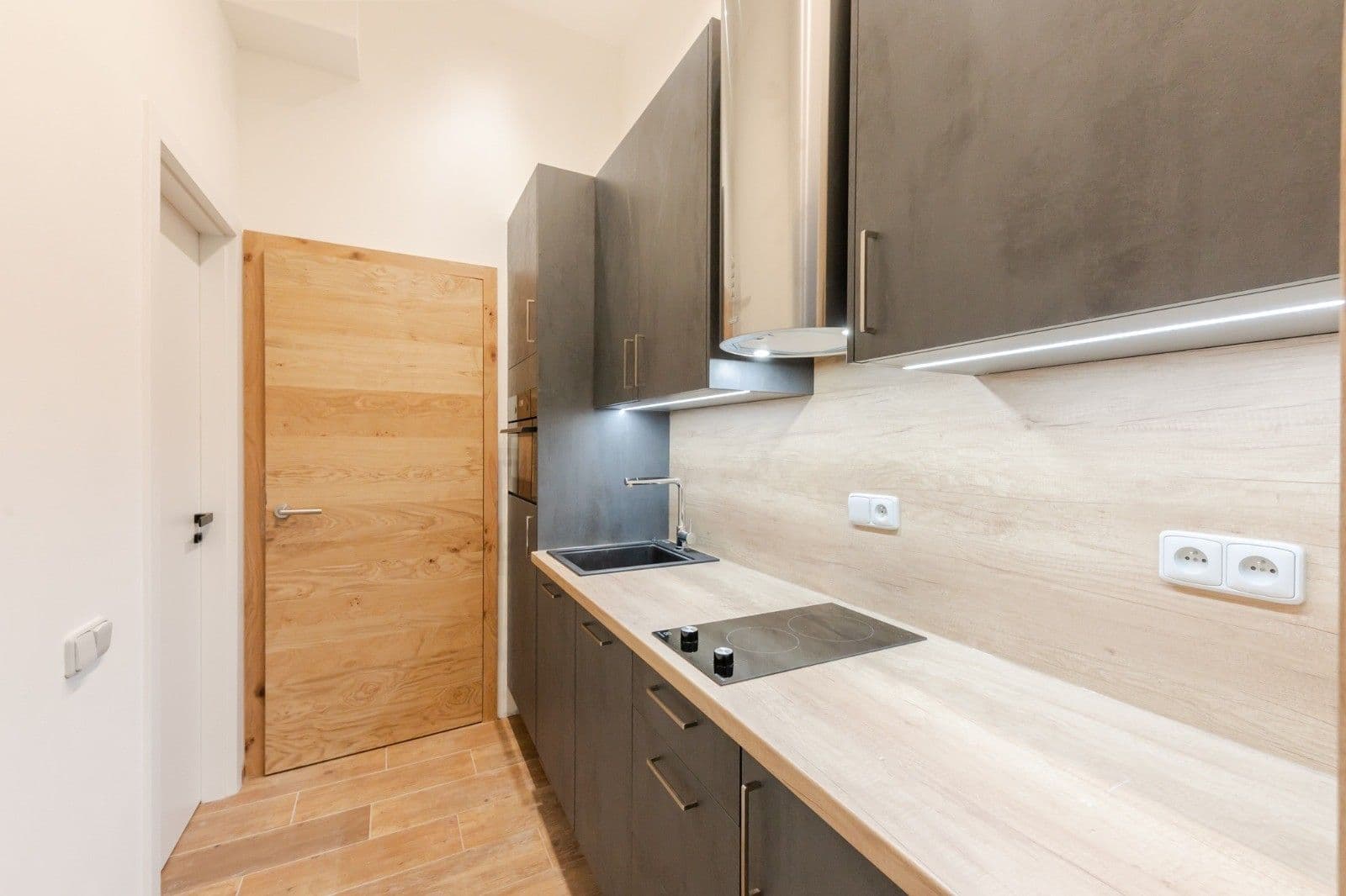 Studio flat to rent, 23 m², Janáčkovo nábřeží, Prague, Prague Studio flat to rent, 23 m², Janáčkovo nábřeží, Prague, Prague