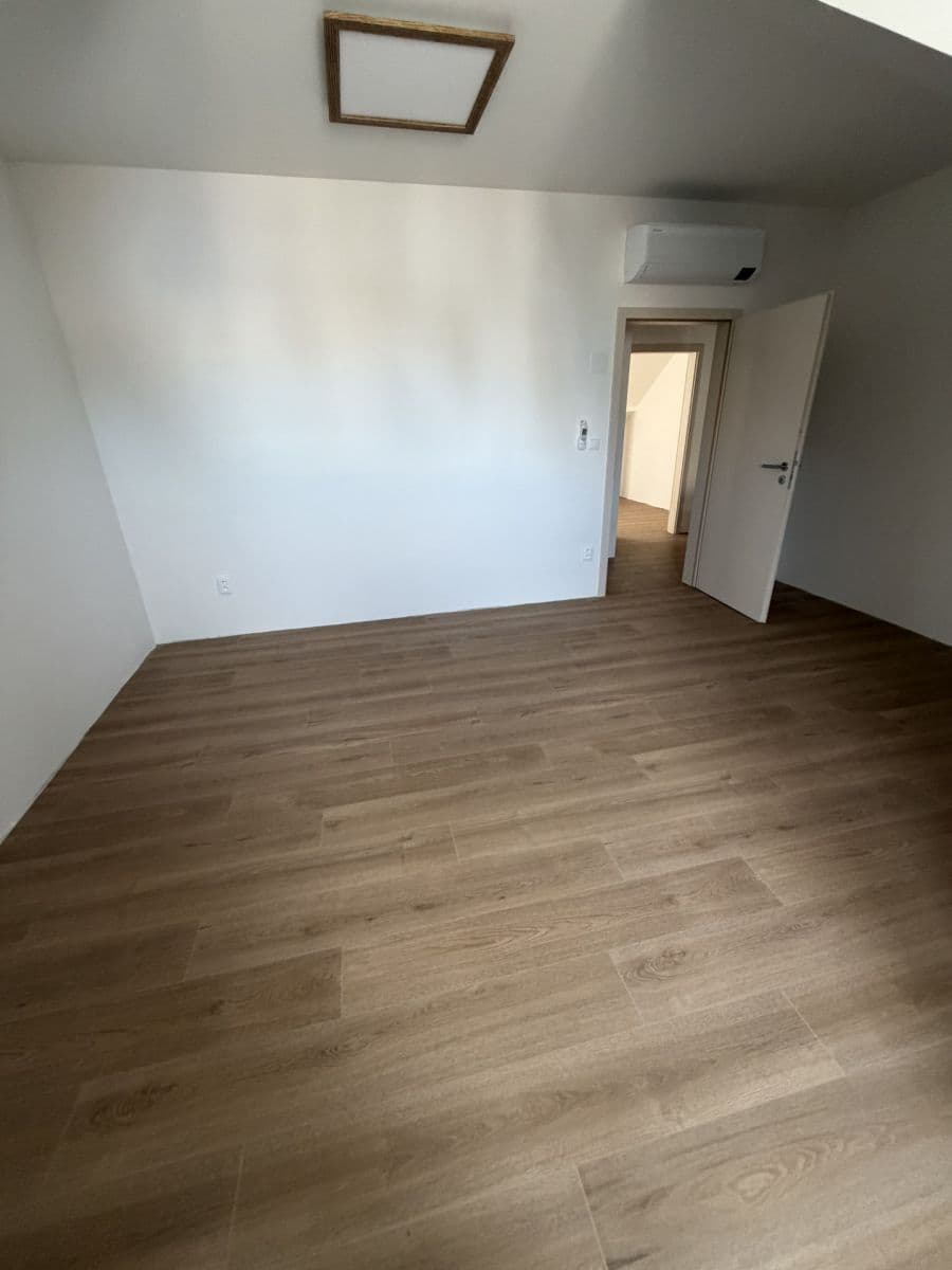 3 bedroom with open-plan kitchen flat to rent, 130 m², Novohradská, České Budějovice, Jihočeský Region 3 bedroom with open-plan kitchen flat to rent, 130 m², Novohradská, České Budějovice, Jihočeský Region