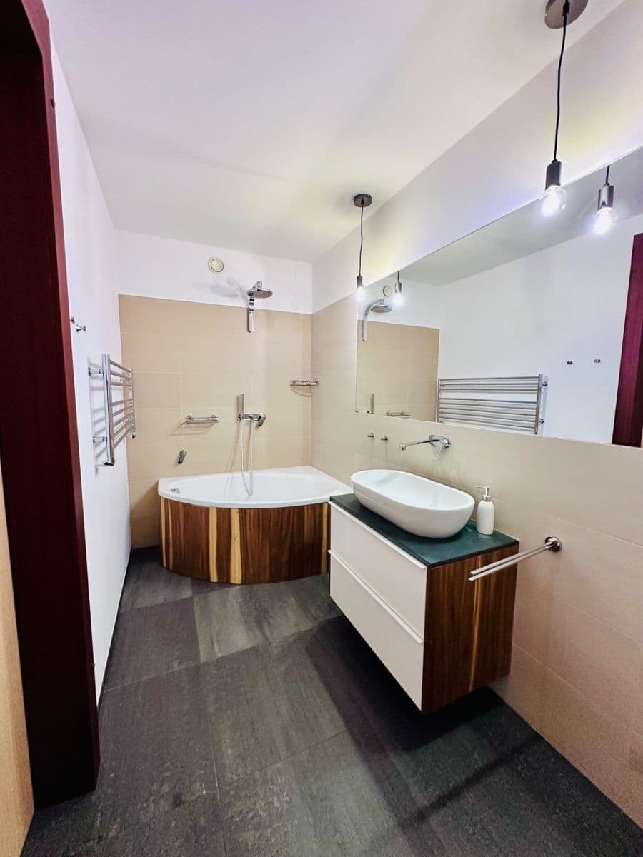 2 bedroom with open-plan kitchen flat to rent, 77 m², Pod Hliništěm, Prague, Prague 2 bedroom with open-plan kitchen flat to rent, 77 m², Pod Hliništěm, Prague, Prague