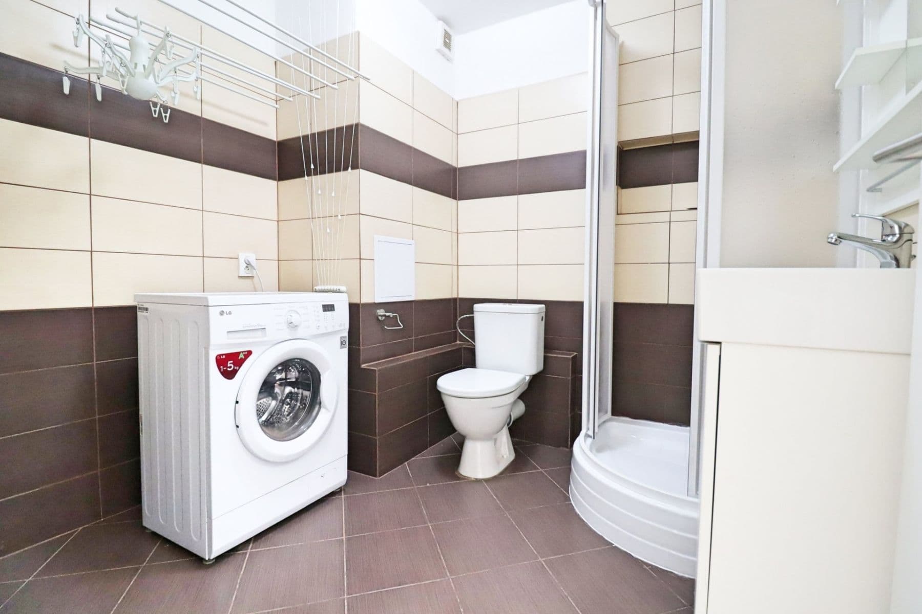2 bedroom with open-plan kitchen flat to rent, 56 m², Hurbanova, Prague, Prague 2 bedroom with open-plan kitchen flat to rent, 56 m², Hurbanova, Prague, Prague